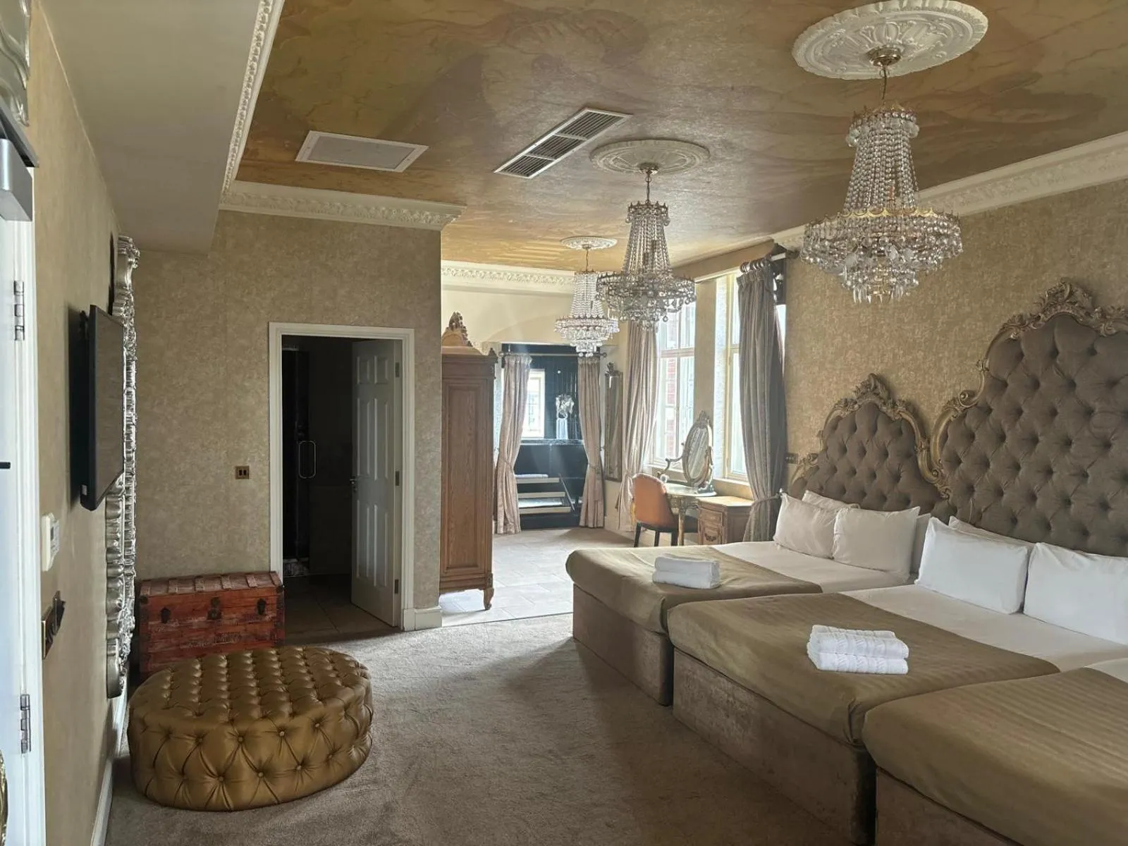 TV and multimedia in White Star Line Hotel