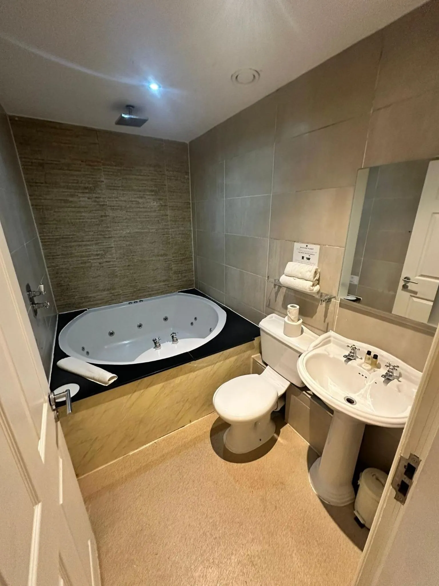 Hot Tub in White Star Line Hotel