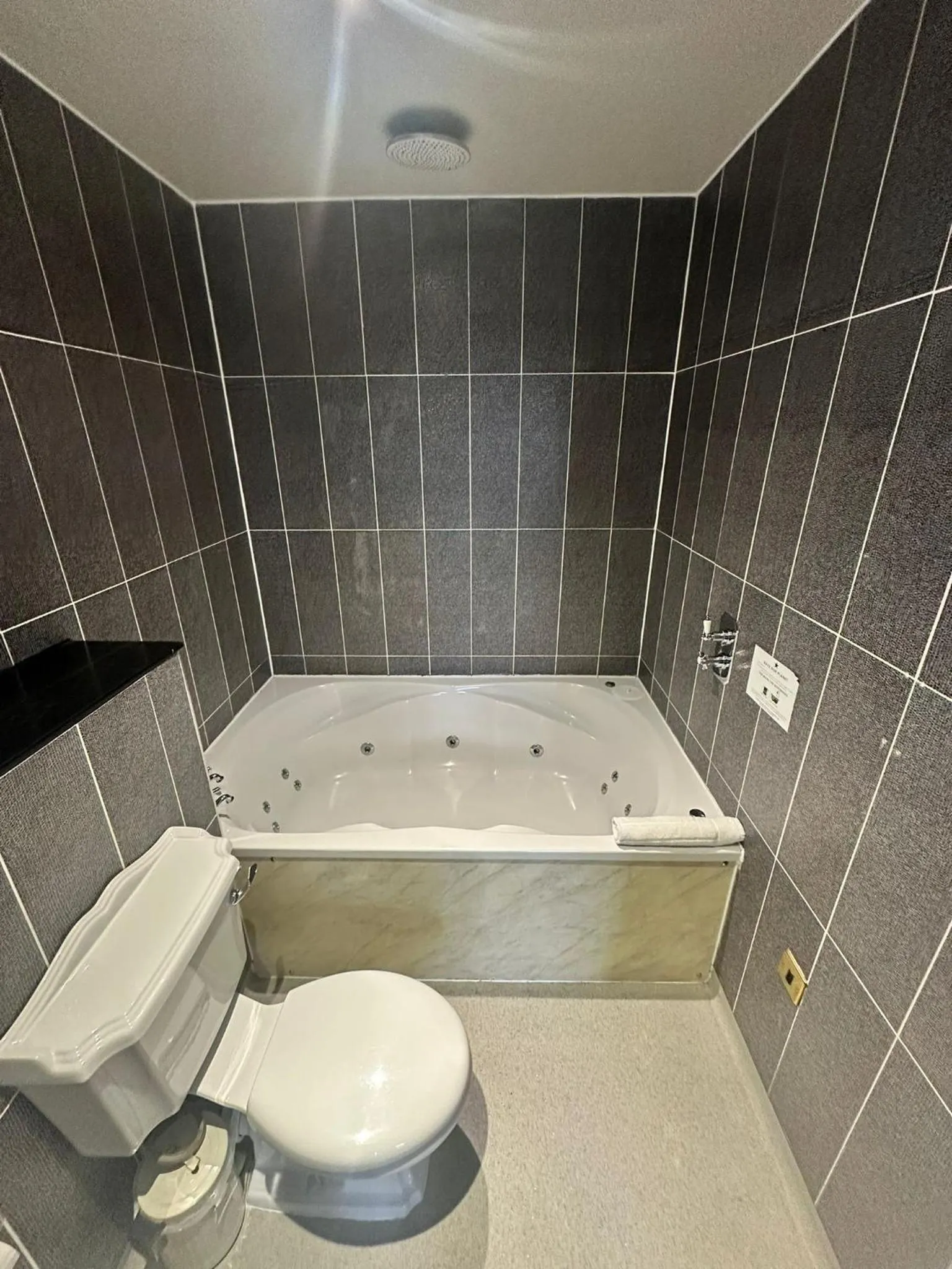 Hot Tub in White Star Line Hotel