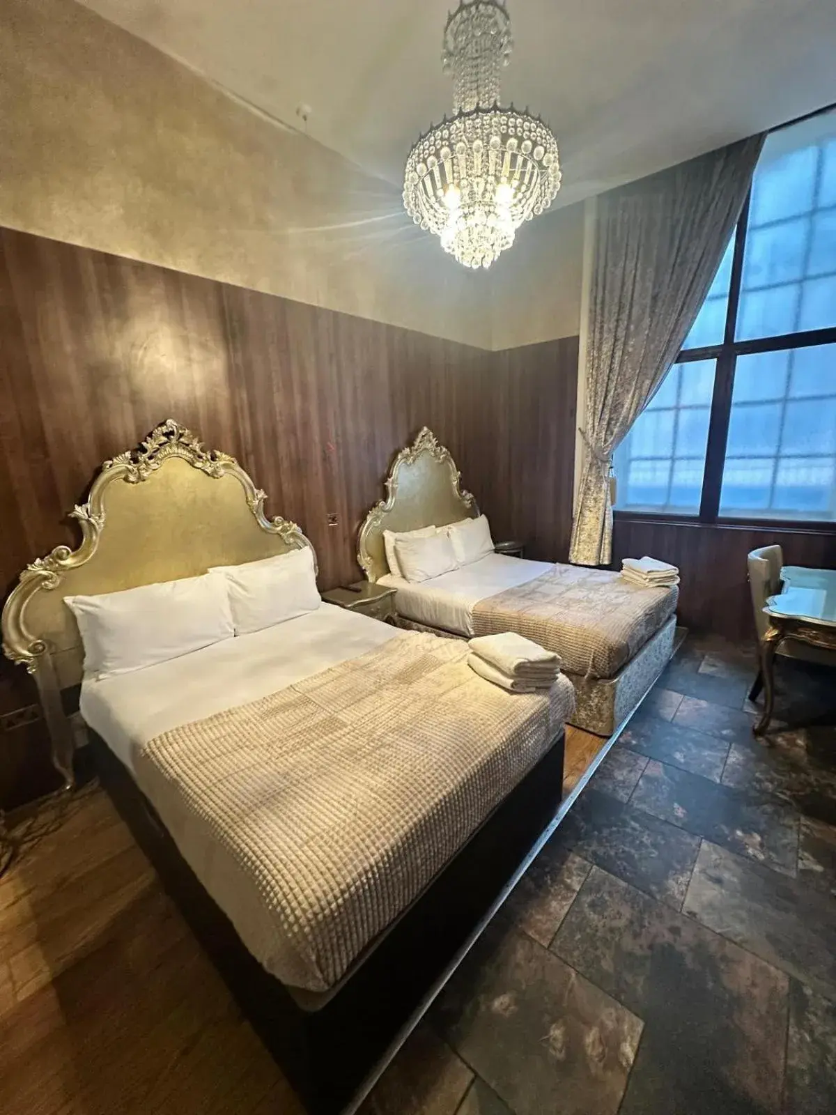 Double Room in White Star Line Hotel Double Room in White Star Line Hotel