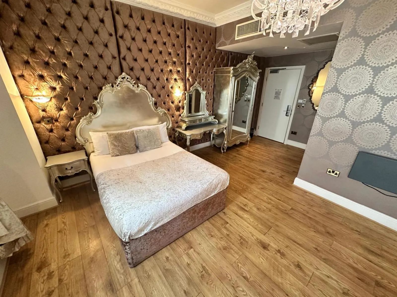 Bedroom, Bed in White Star Line Hotel