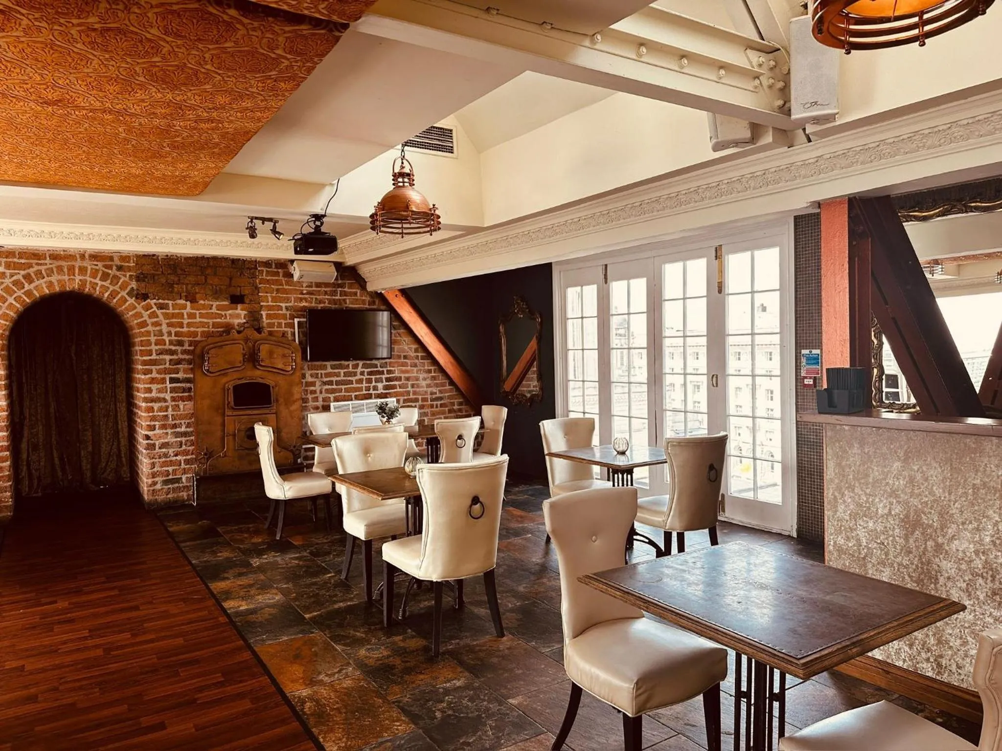 Restaurant/places to eat in White Star Line Hotel