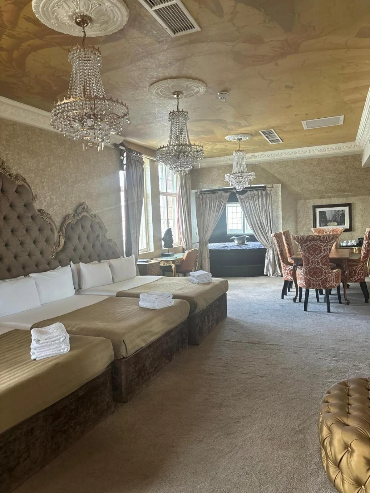 Photo of the whole room in White Star Line Hotel