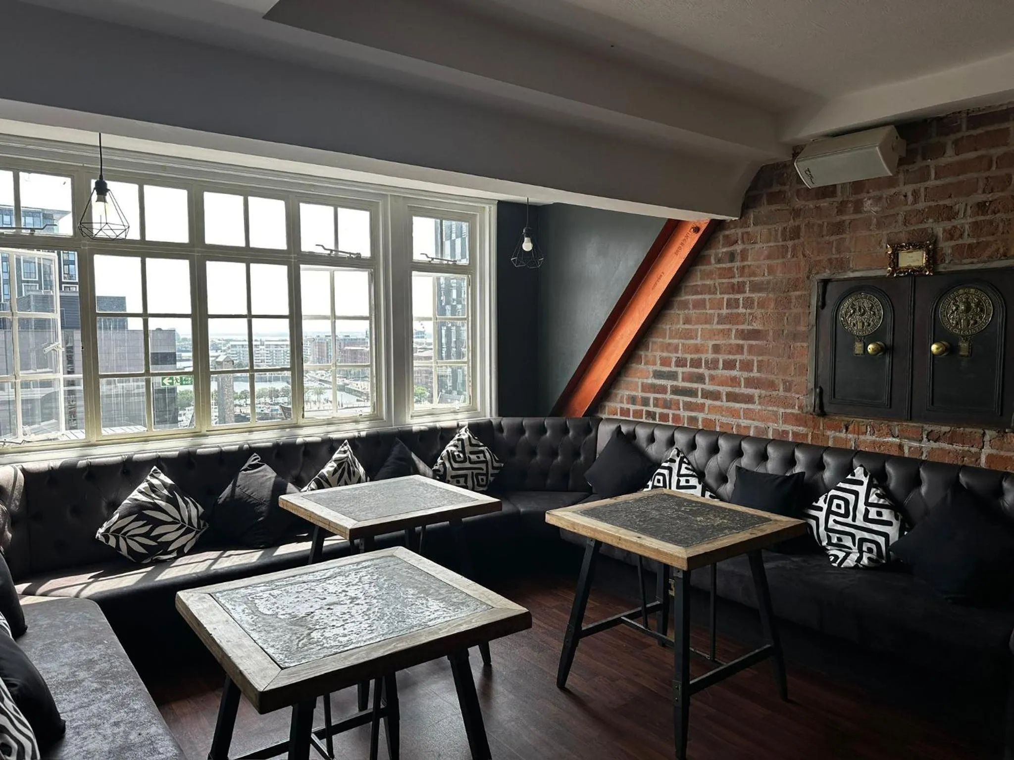 Restaurant/places to eat in White Star Line Hotel