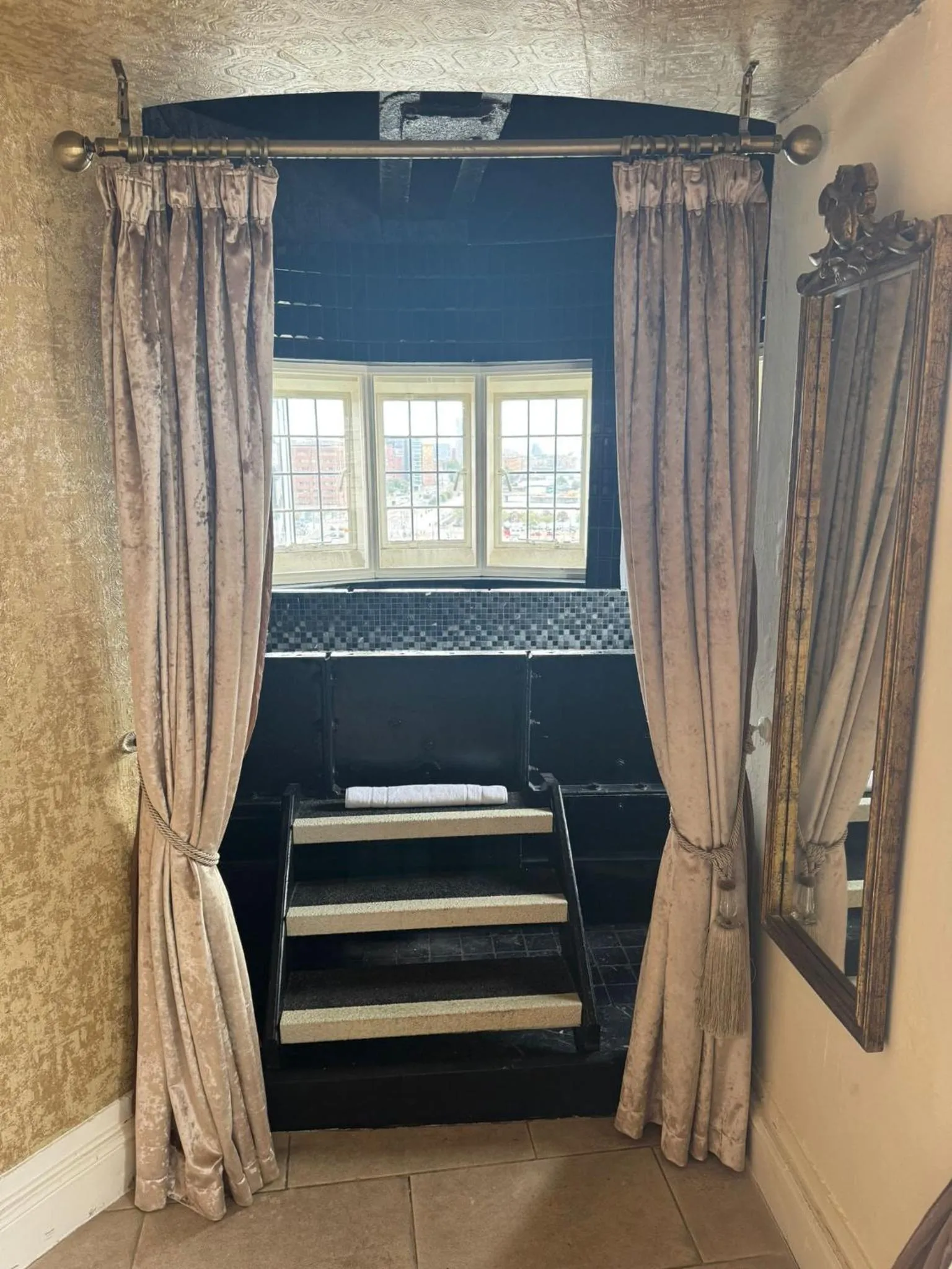 Bath, Bed in White Star Line Hotel