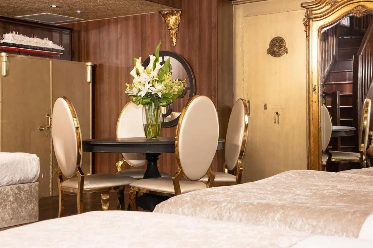 Bedroom, Bed in White Star Line Hotel