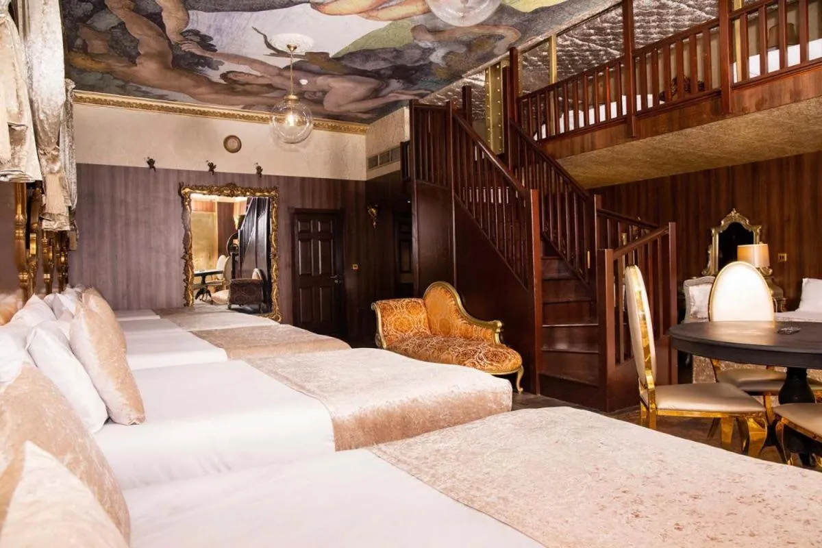 Photo of the whole room, Bed in White Star Line Hotel