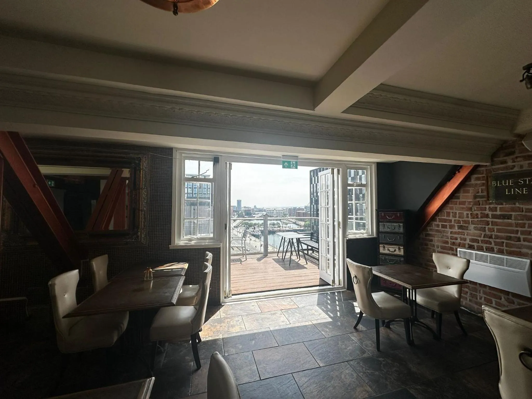 Restaurant/places to eat in White Star Line Hotel