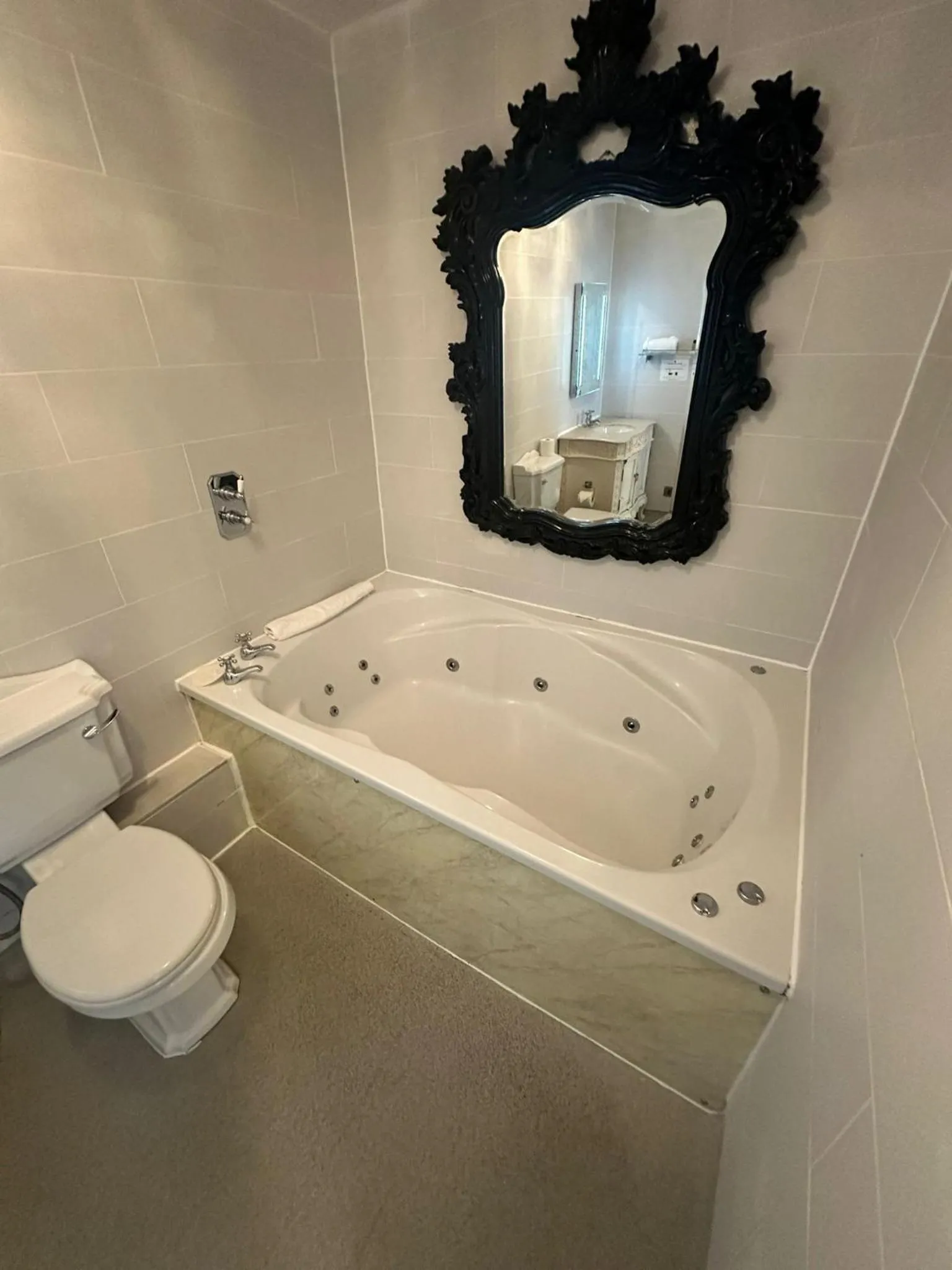 Hot Tub in White Star Line Hotel