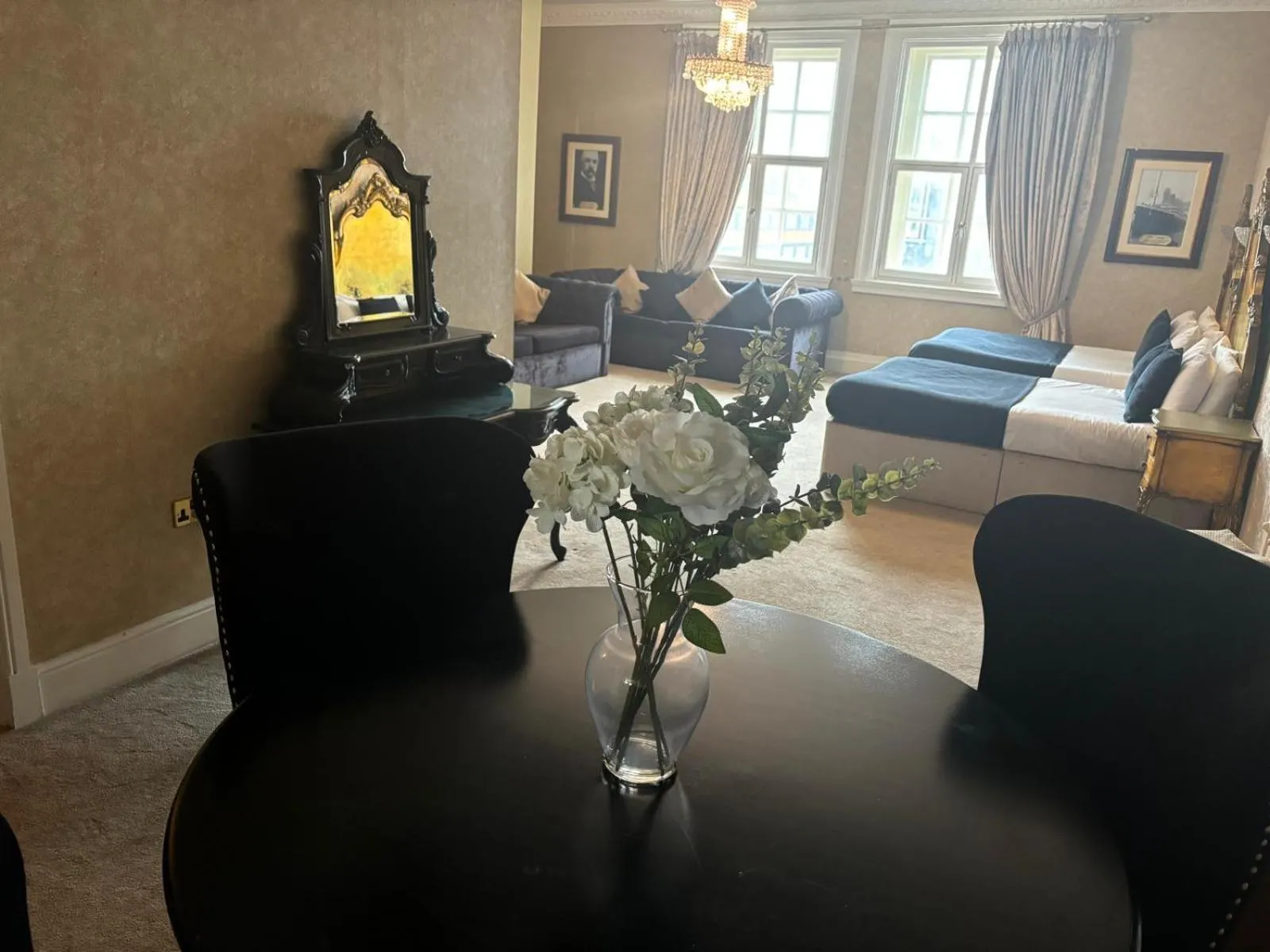 Photo of the whole room in White Star Line Hotel