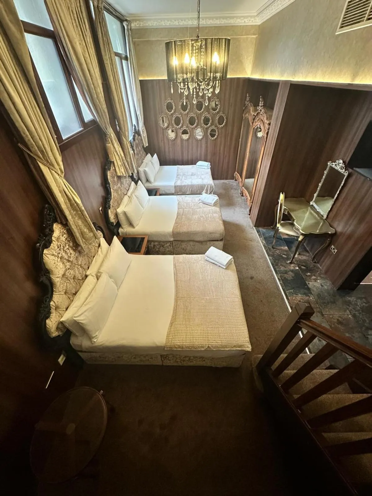 Photo of the whole room, Bed in White Star Line Hotel