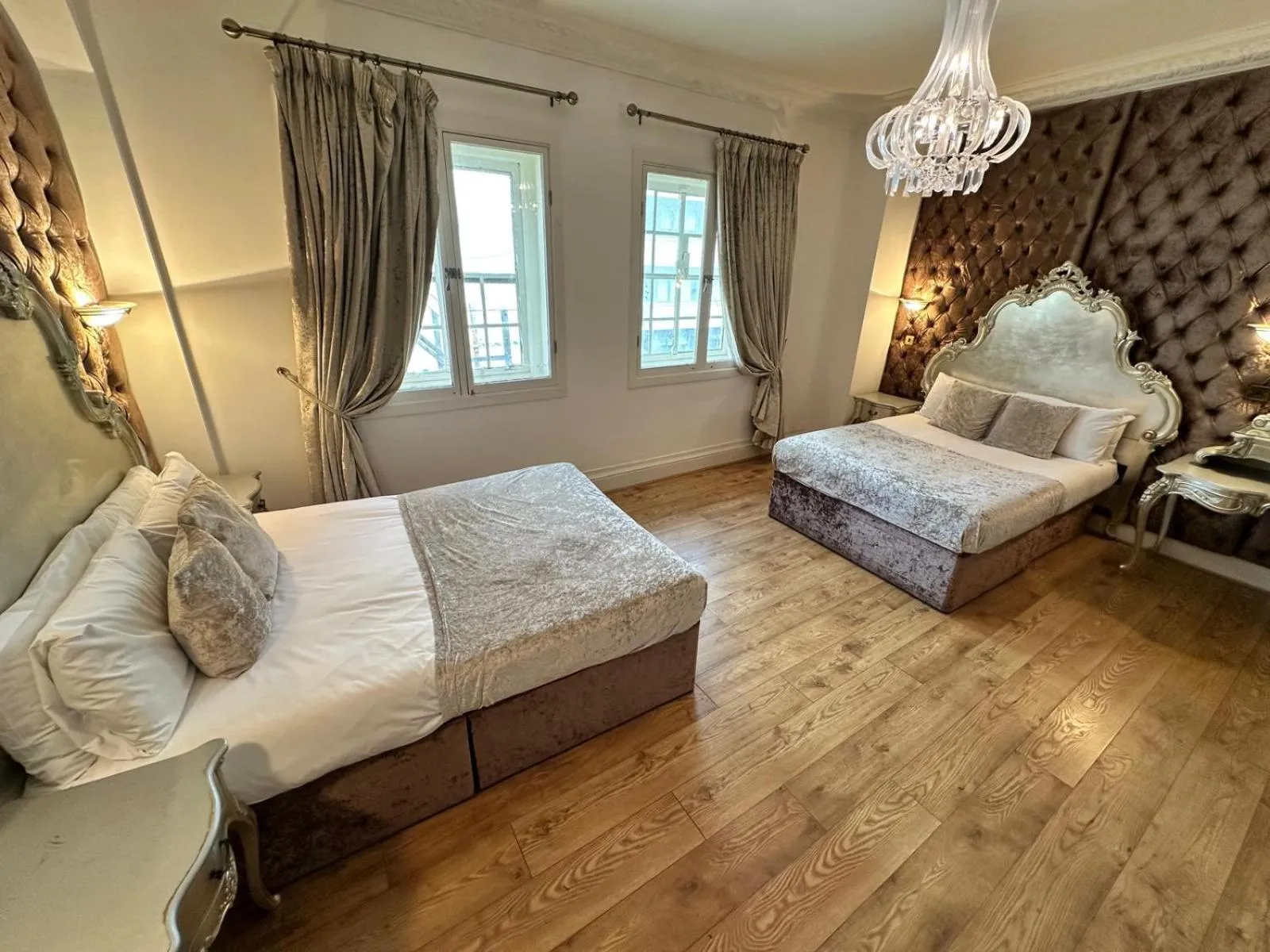 Photo of the whole room, Bed in White Star Line Hotel