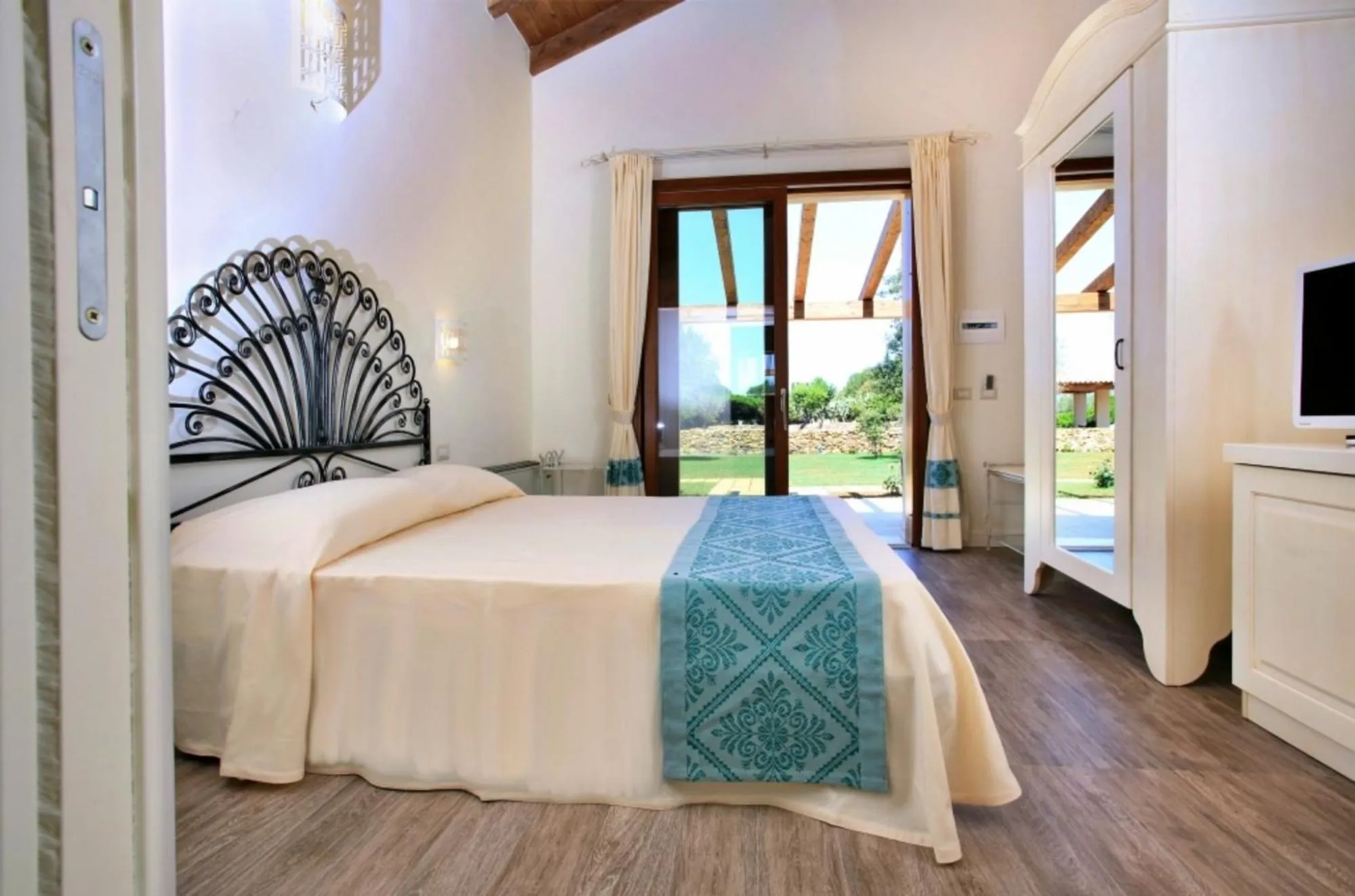 Bed in Inghirios Wellness Country Resort