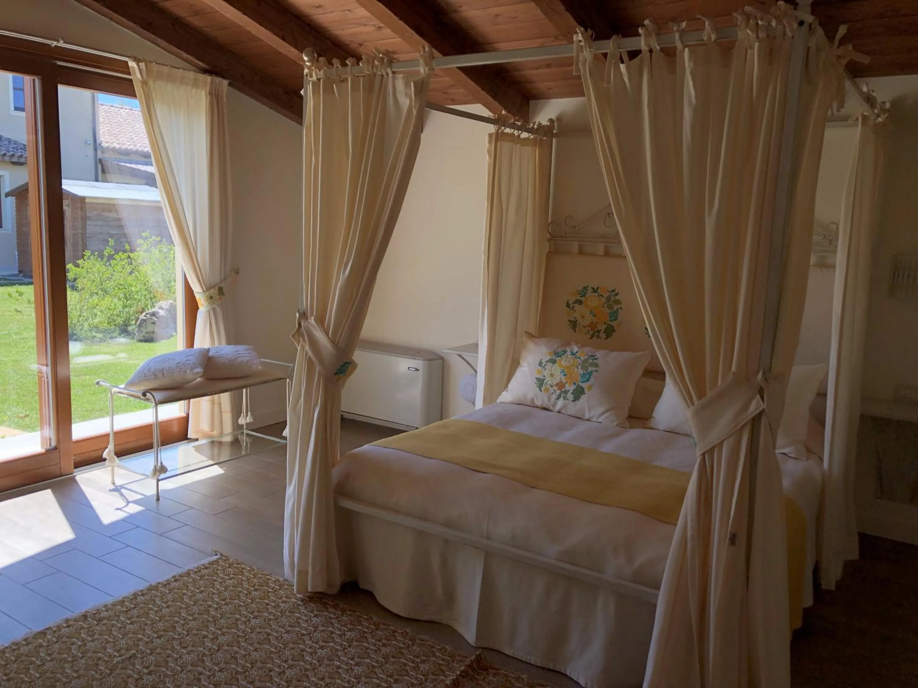 Bed in Inghirios Wellness Country Resort