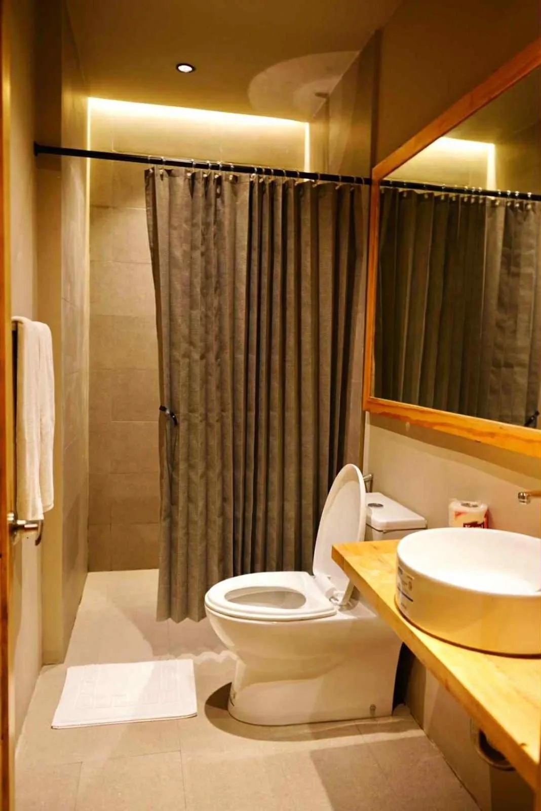 Toilet in Mayfair Garden Resort