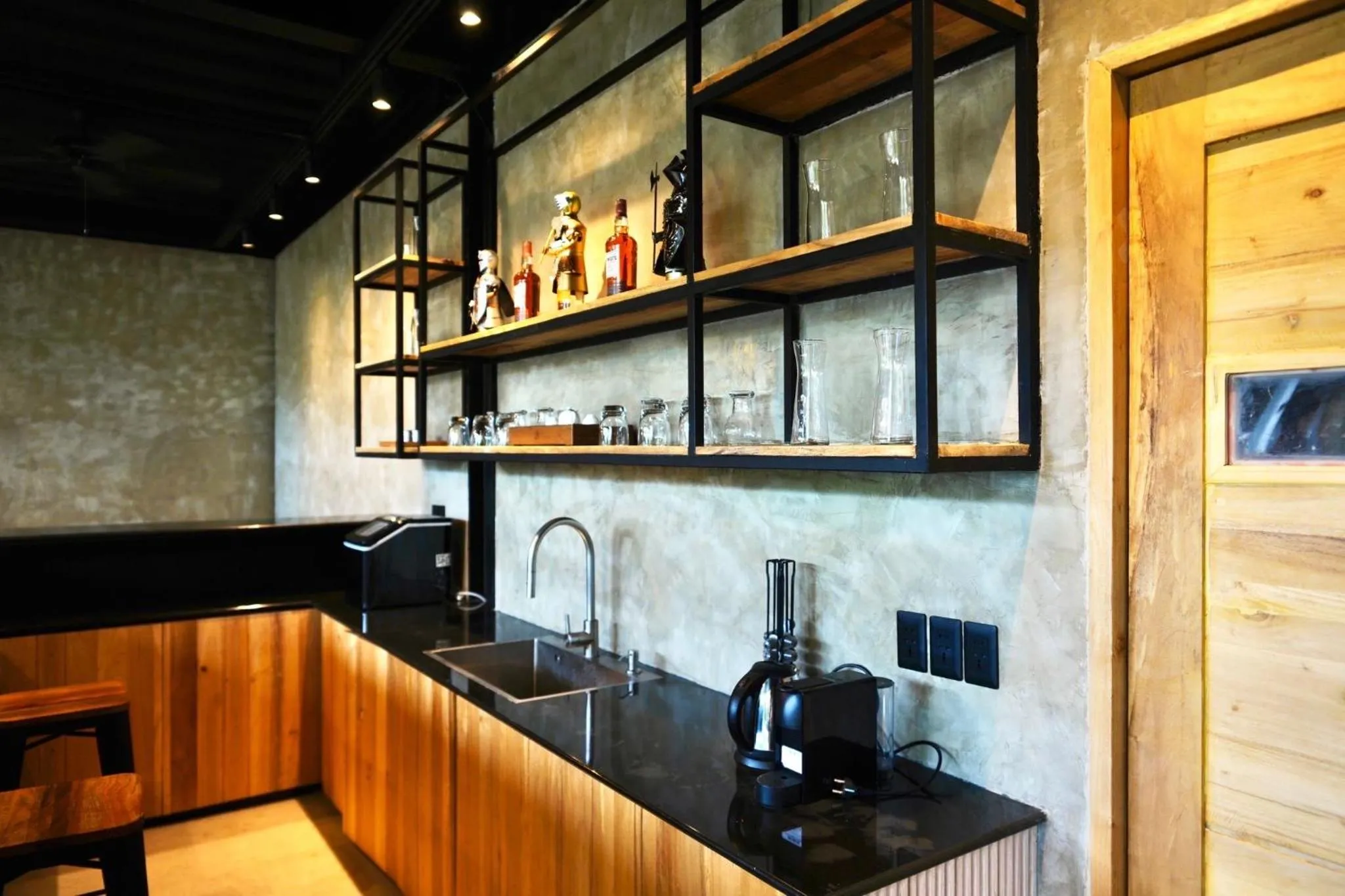 Restaurant/places to eat in Mayfair Garden Resort