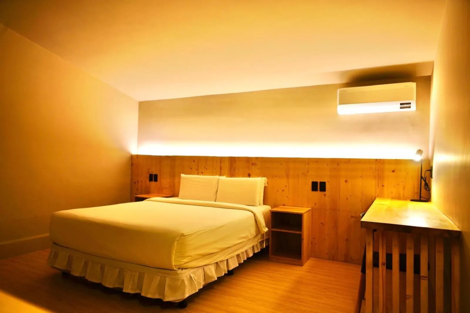 Bed in Mayfair Garden Resort