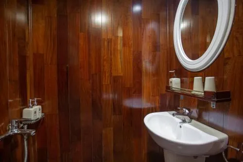 Bathroom in Le Journey Premium Cruise Ha Long