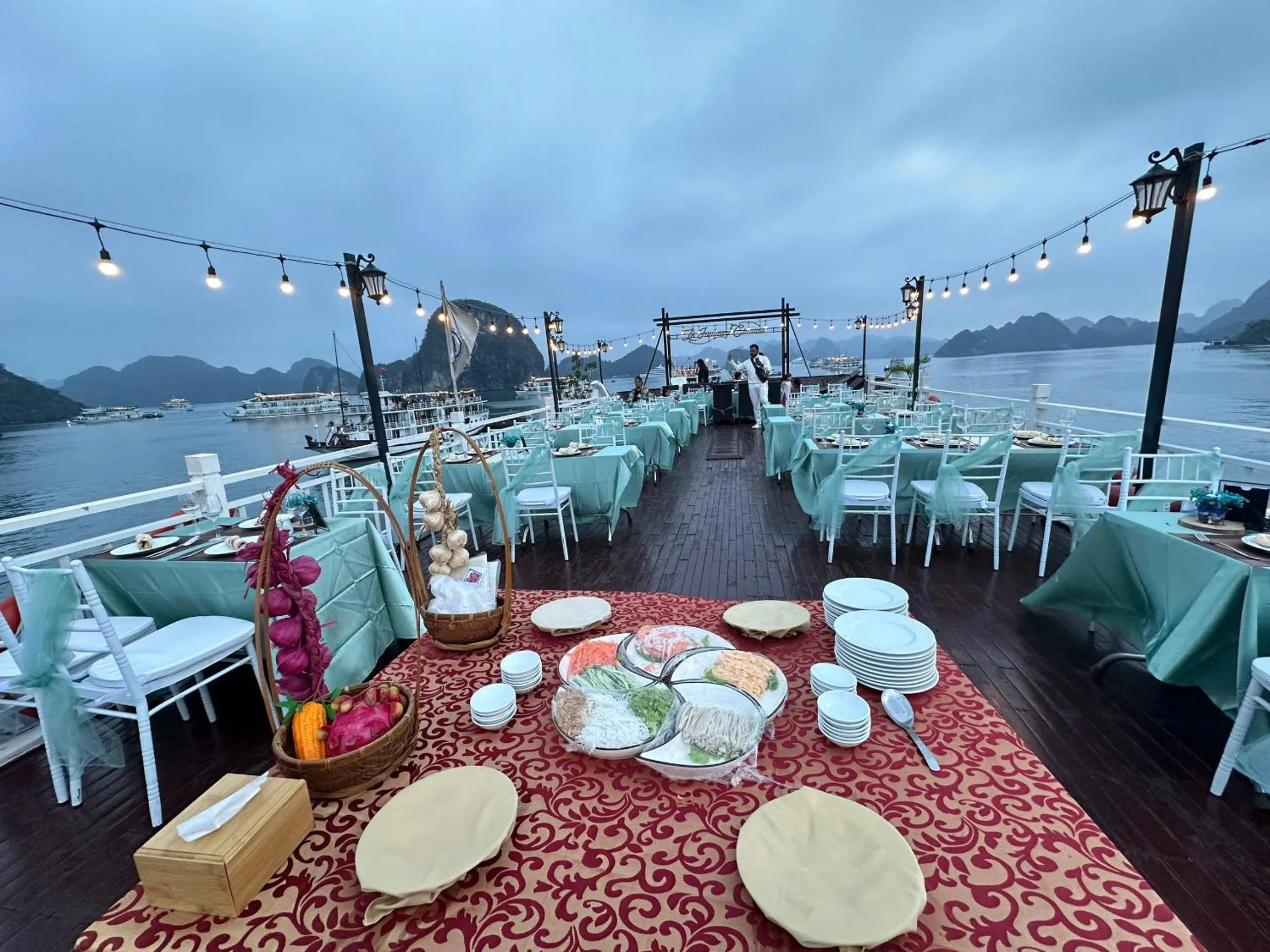 Restaurant/places to eat in Le Journey Premium Cruise Ha Long