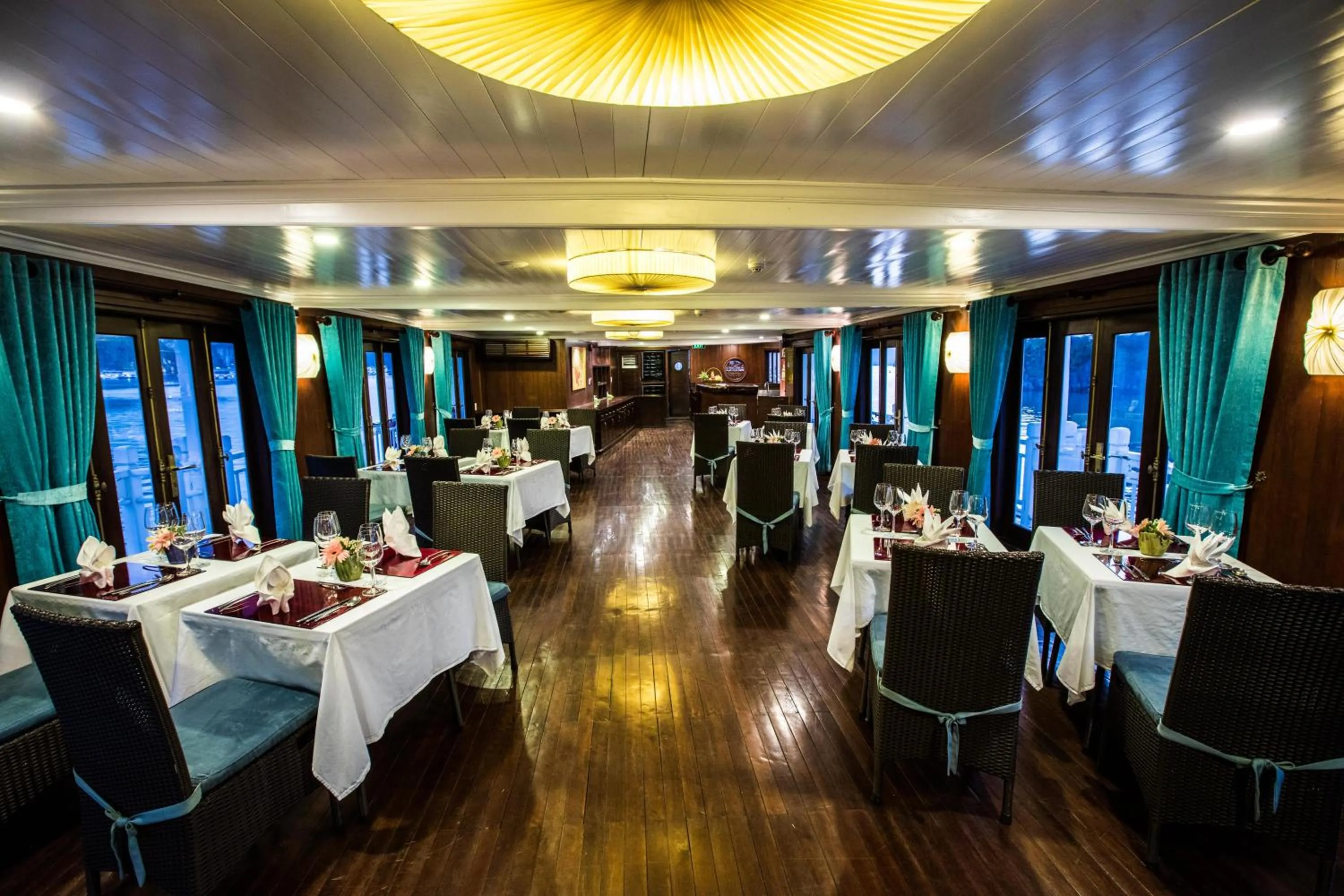 Restaurant/places to eat in Le Journey Premium Cruise Ha Long