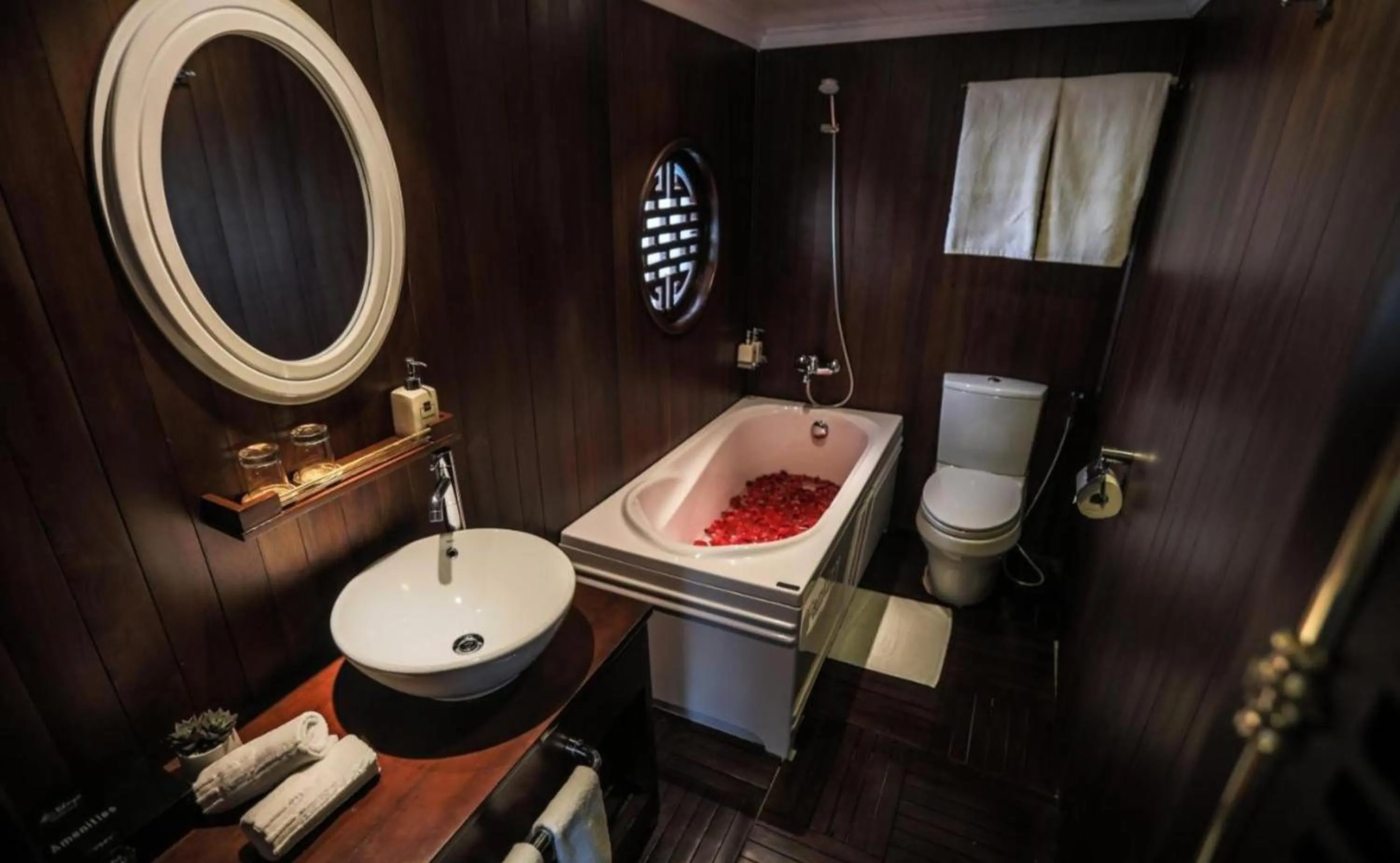 Hot Tub in Le Journey Premium Cruise Ha Long