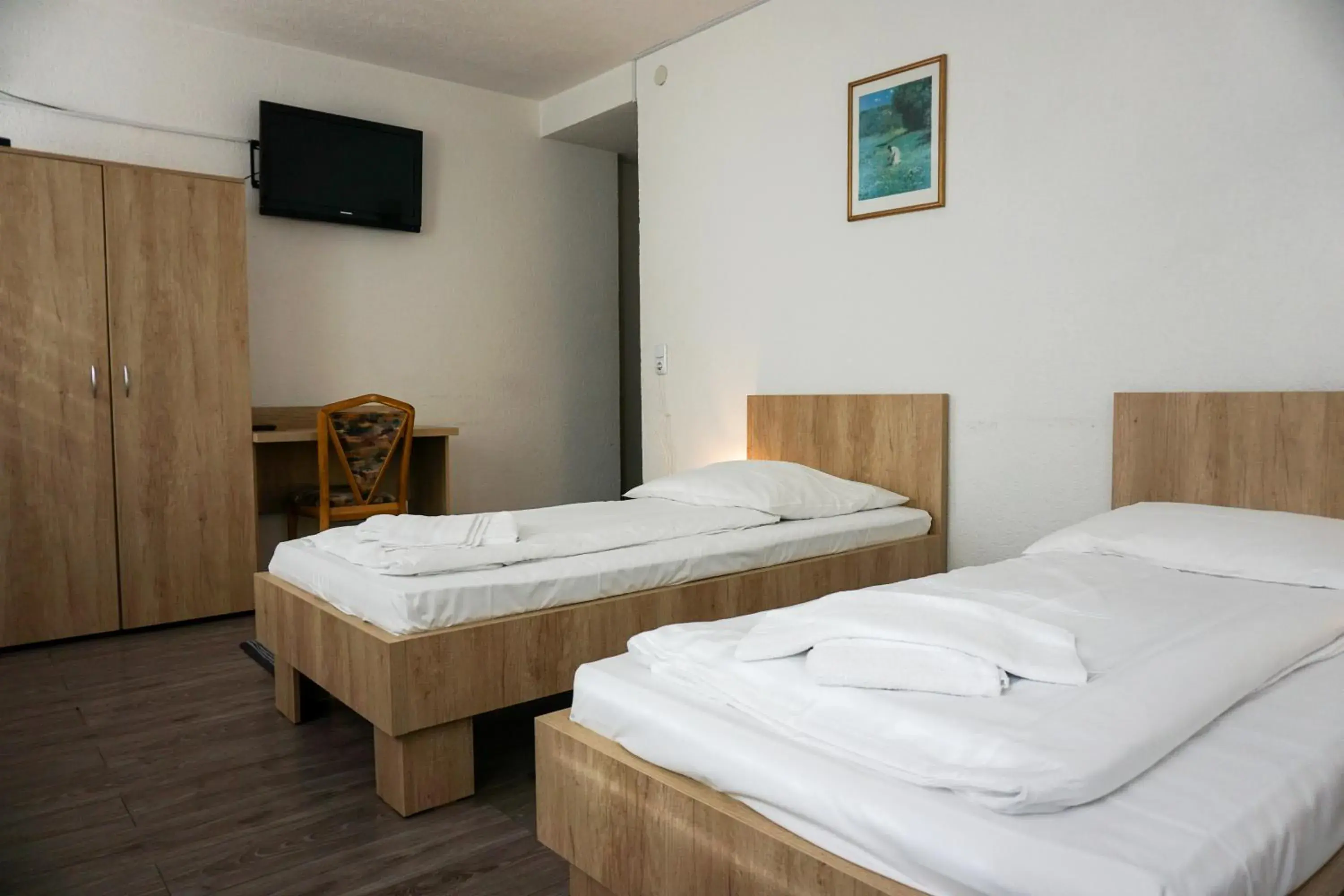 Twin Room with Private Bathroom in Hotel Kreuz Twin Room with Private Bathroom in Hotel Kreuz