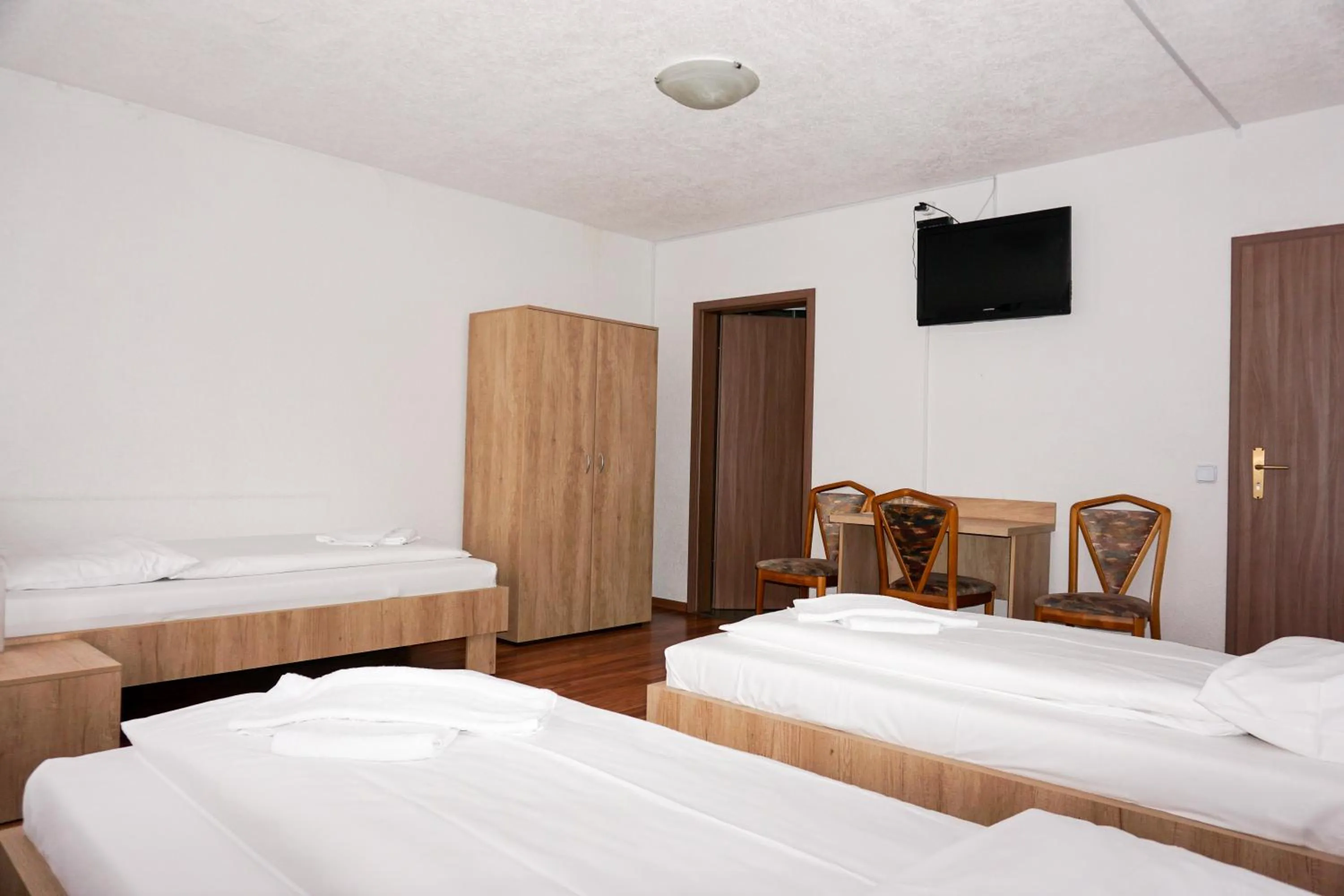 Communal lounge/ TV room, Bed in Hotel Kreuz