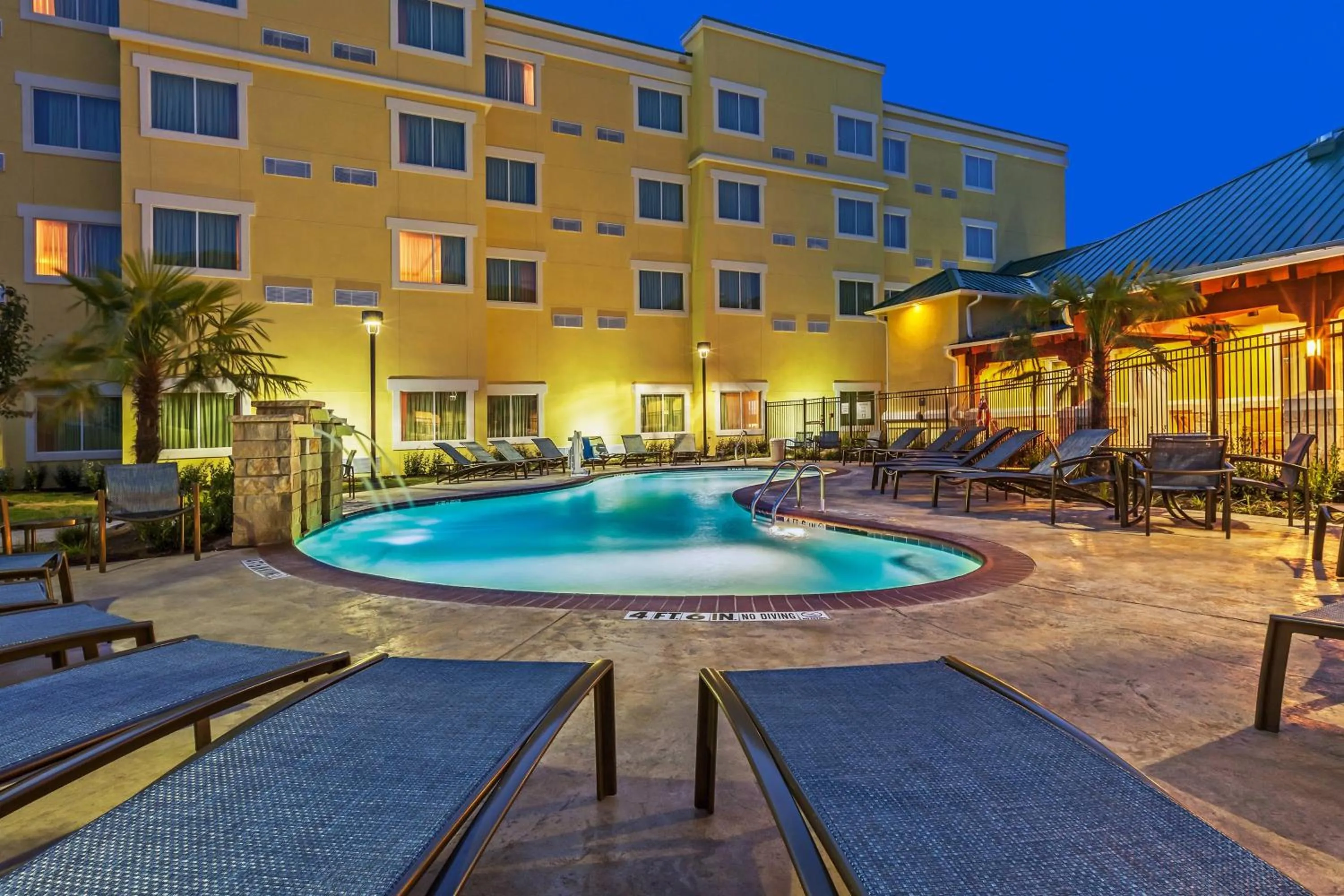 Swimming pool in Courtyard by Marriott Abilene Northeast
