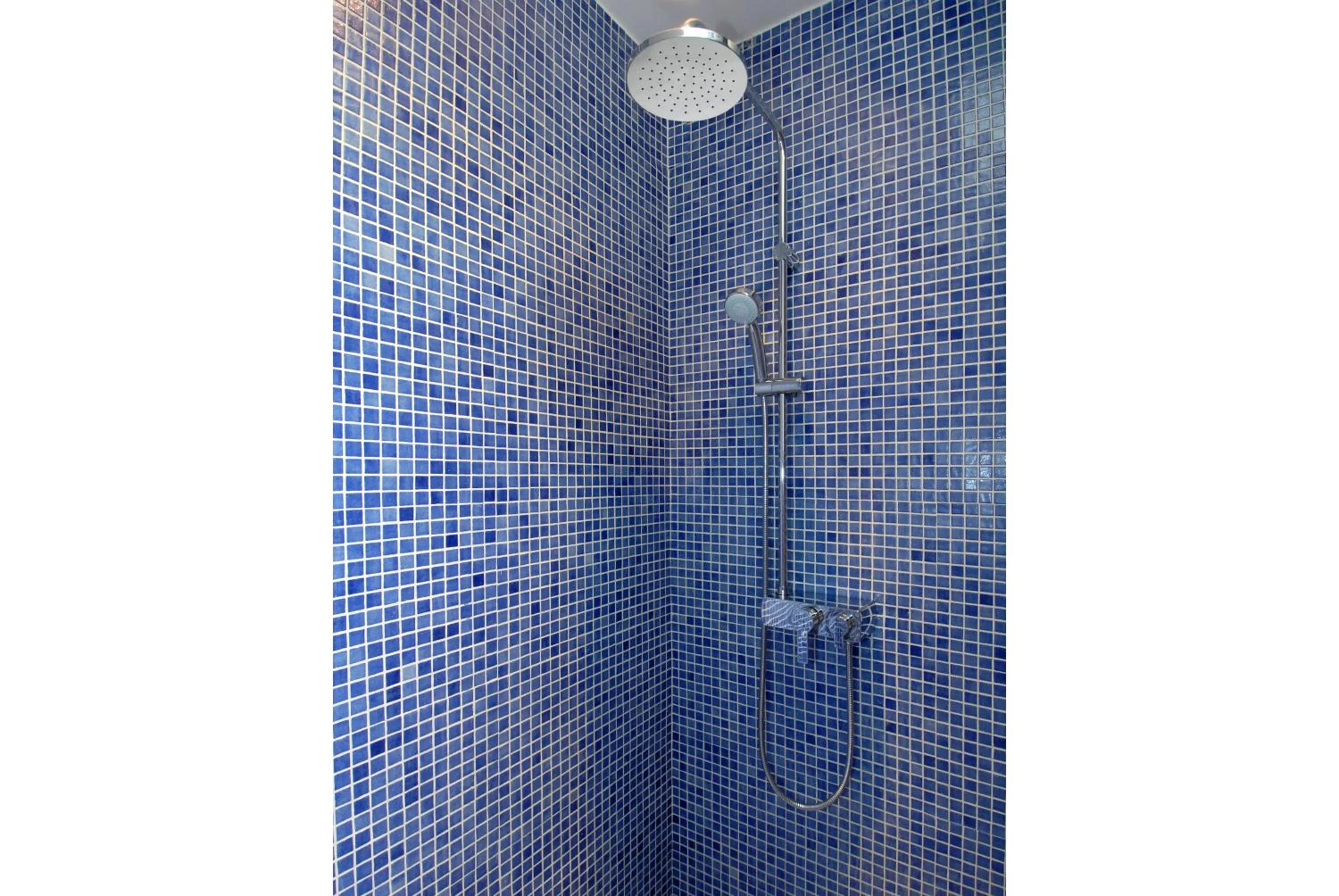 Shower in Transparent Marais