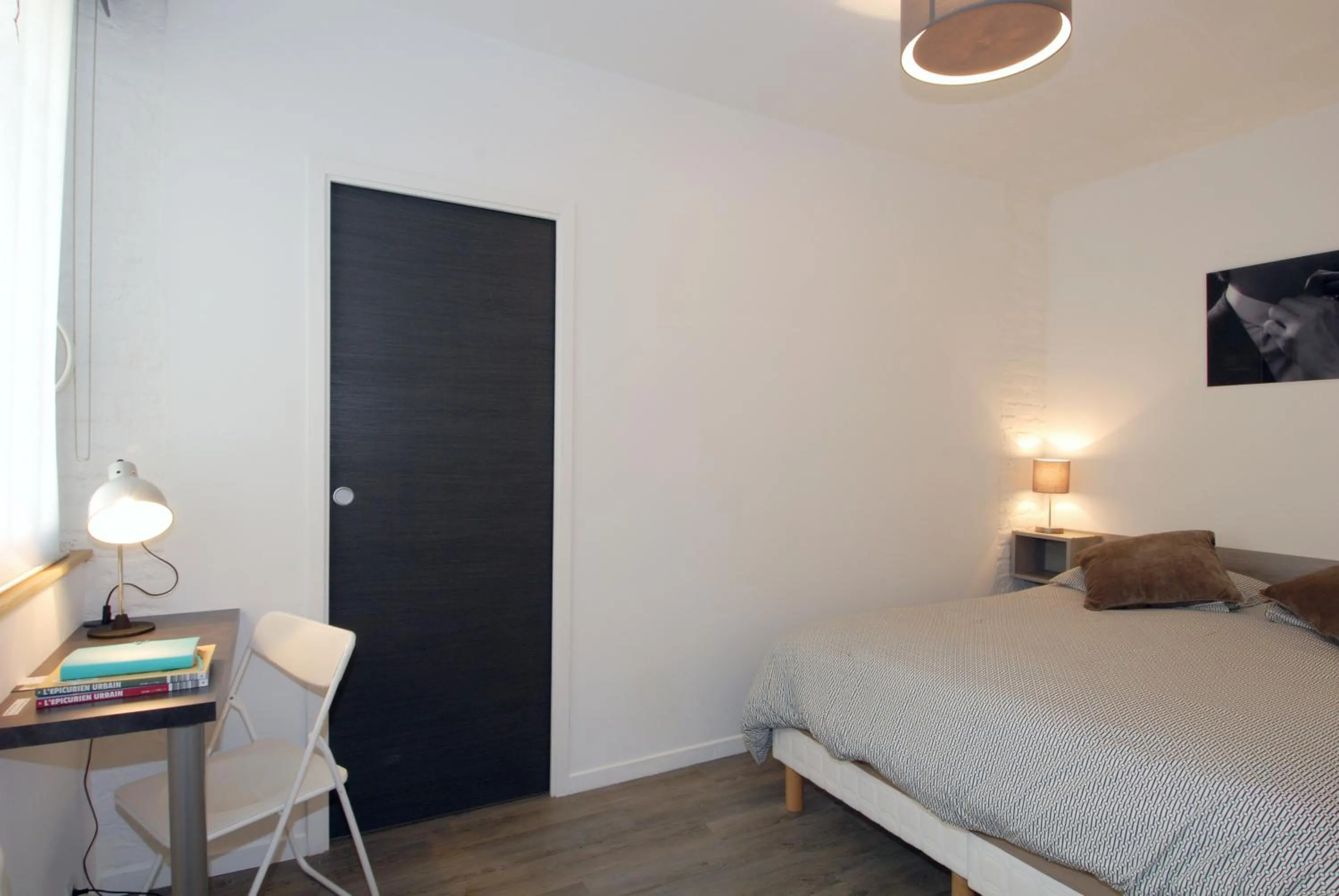 Photo of the whole room, Bed in Transparent Marais