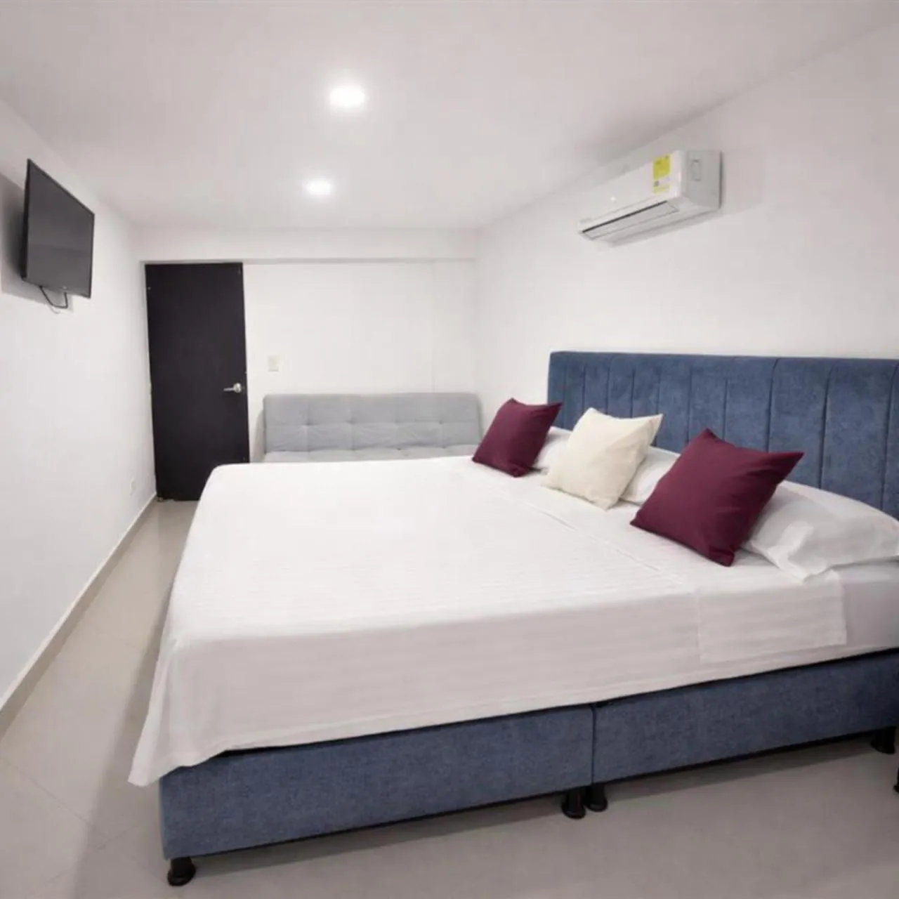 TV and multimedia, Bed in Open Sea Hotel Cartagena - Frente al mar