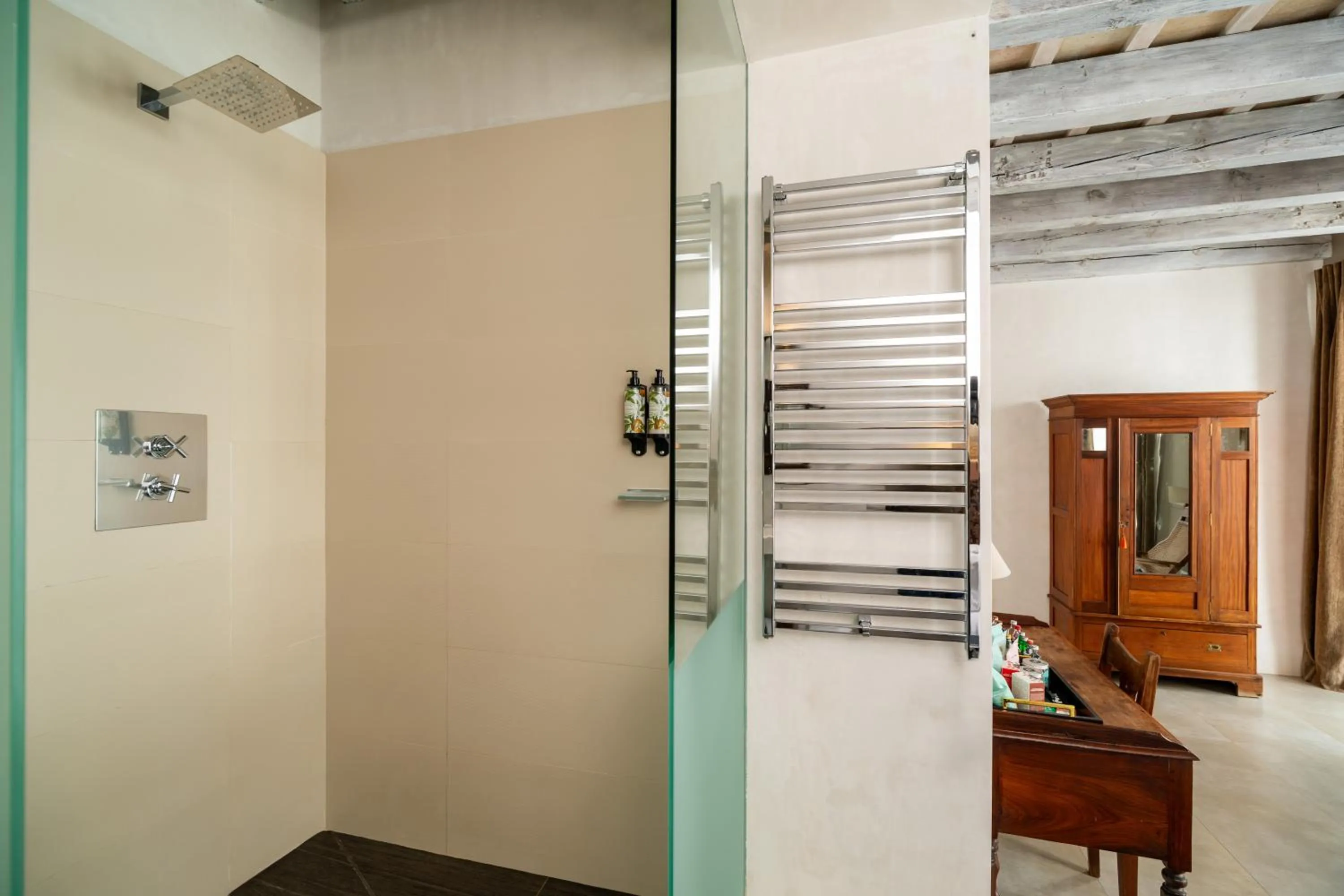 Shower in Hotel Boutique V - by Grupo Tribu