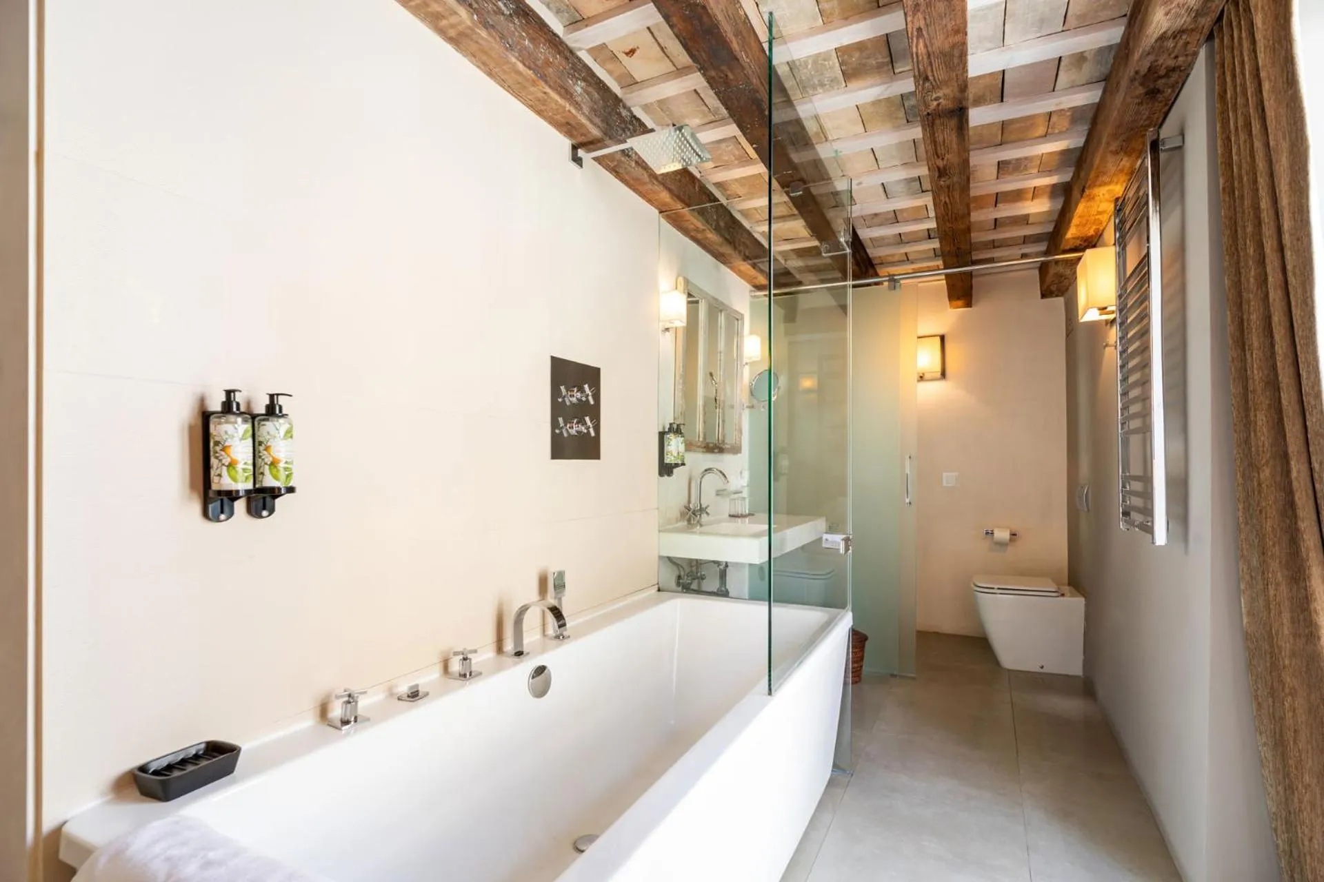 Bathroom in Hotel Boutique V - by Grupo Tribu