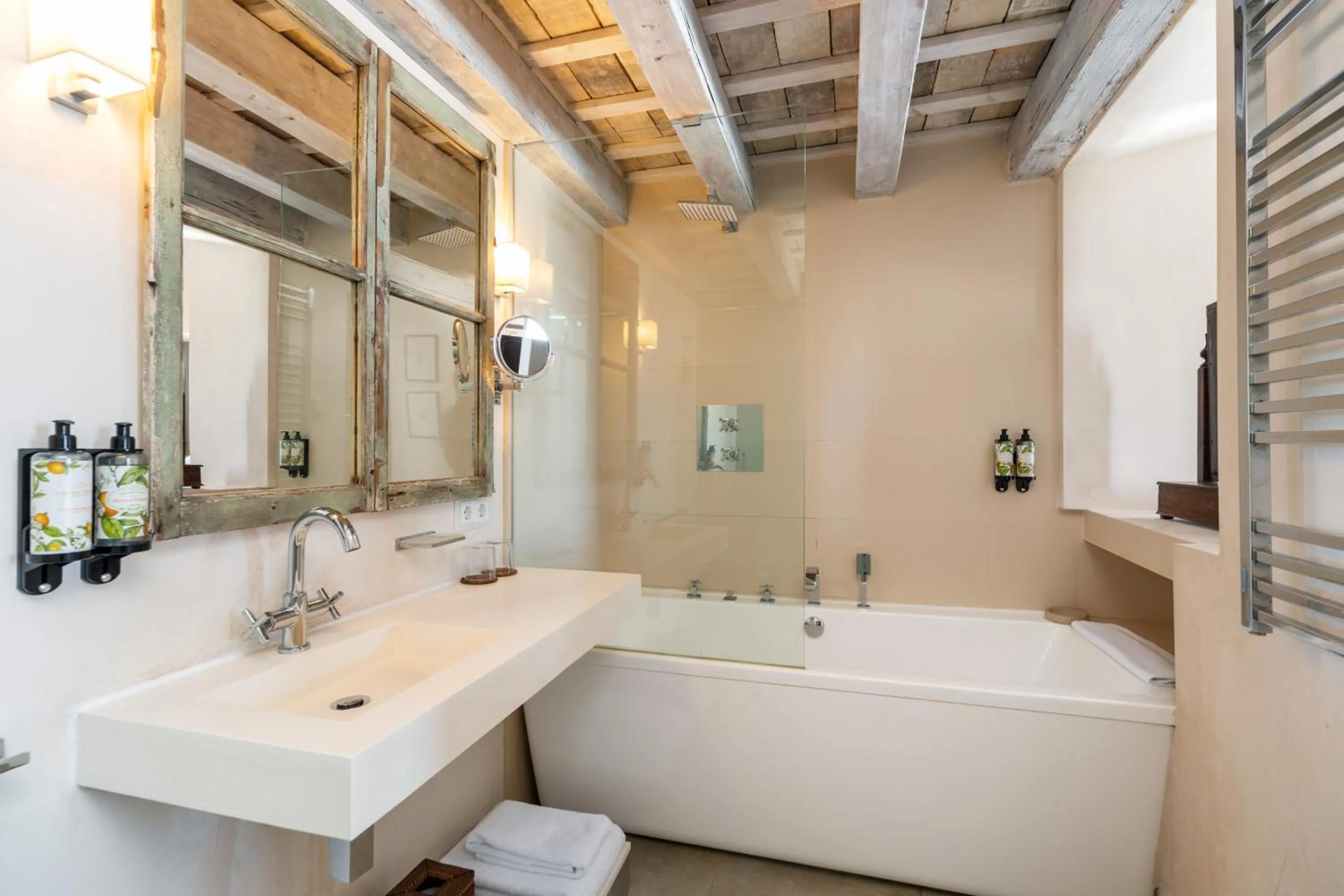 Bathroom in Hotel Boutique V - by Grupo Tribu