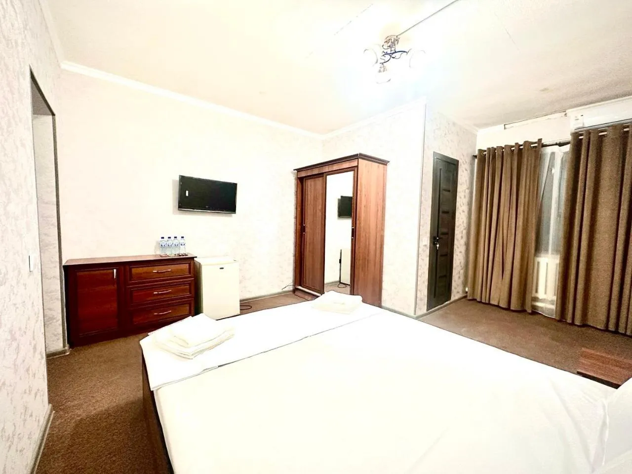Communal lounge/ TV room, Bed in Hafiz Plaza Hotel