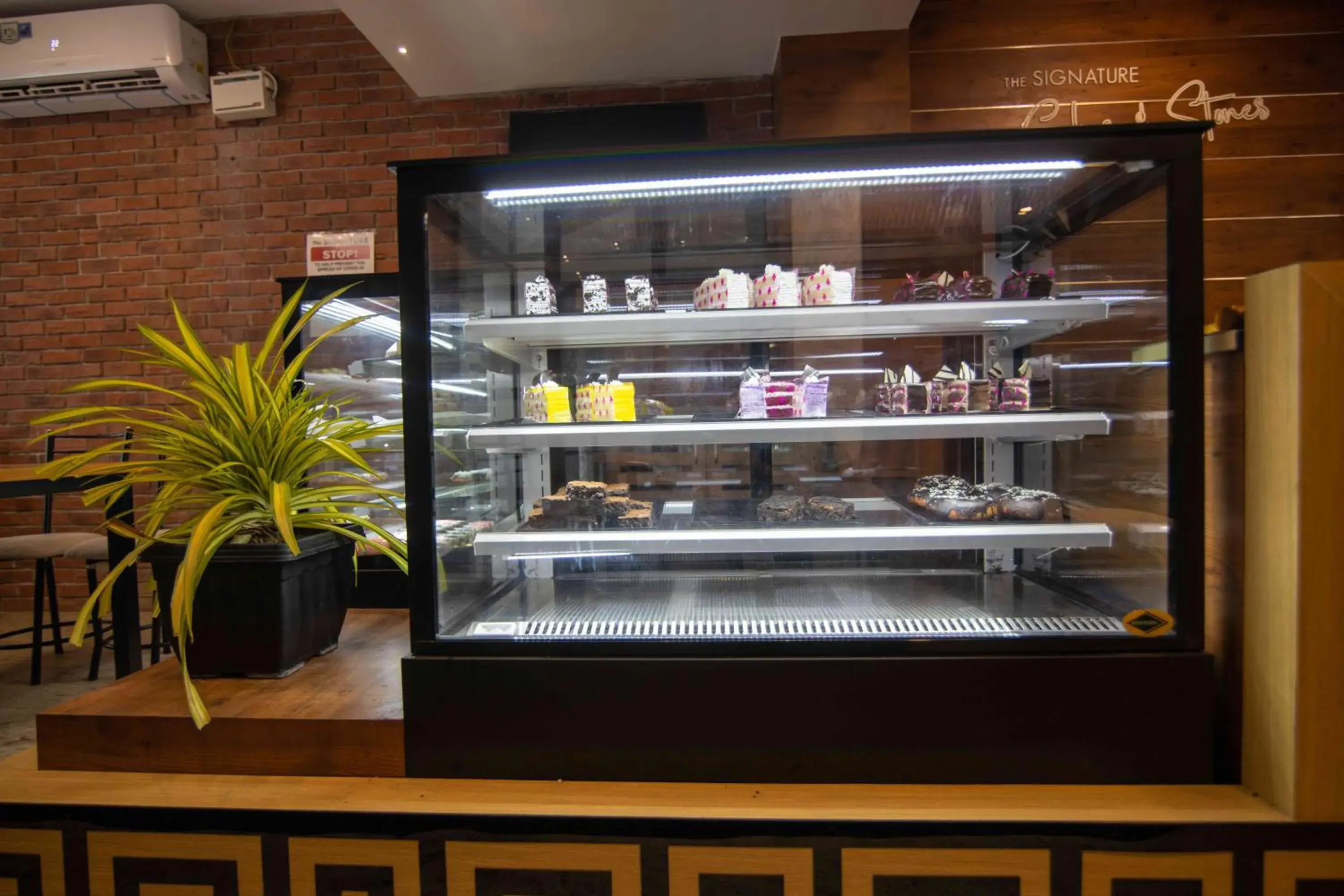 Restaurant/places to eat in Kohinoor Hotels Restaurant/places to eat in Kohinoor Hotels