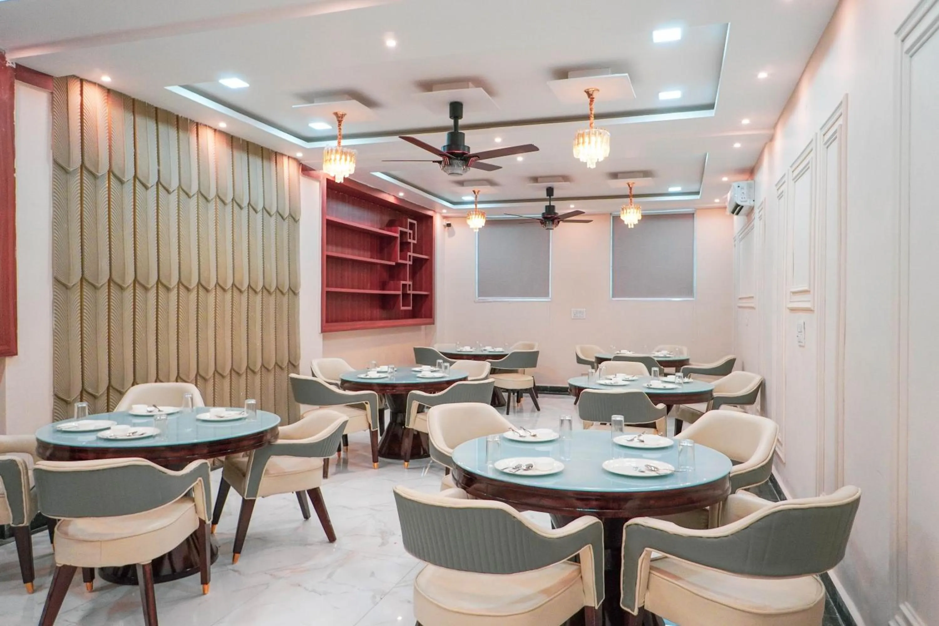 Restaurant/places to eat in Hotel Relax Suites FNG Expresway 63 Noida