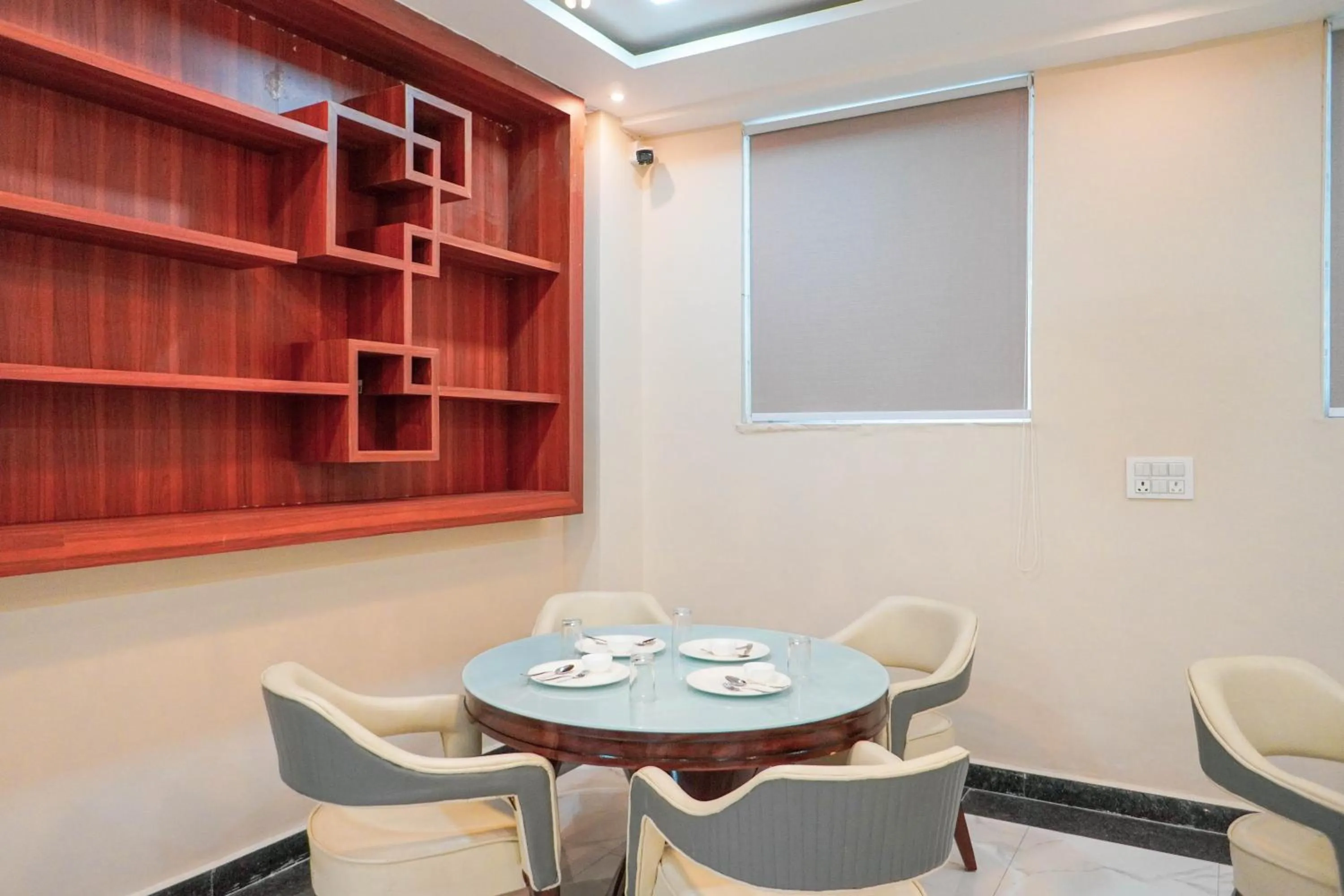 Restaurant/places to eat in Hotel Relax Suites FNG Expresway 63 Noida