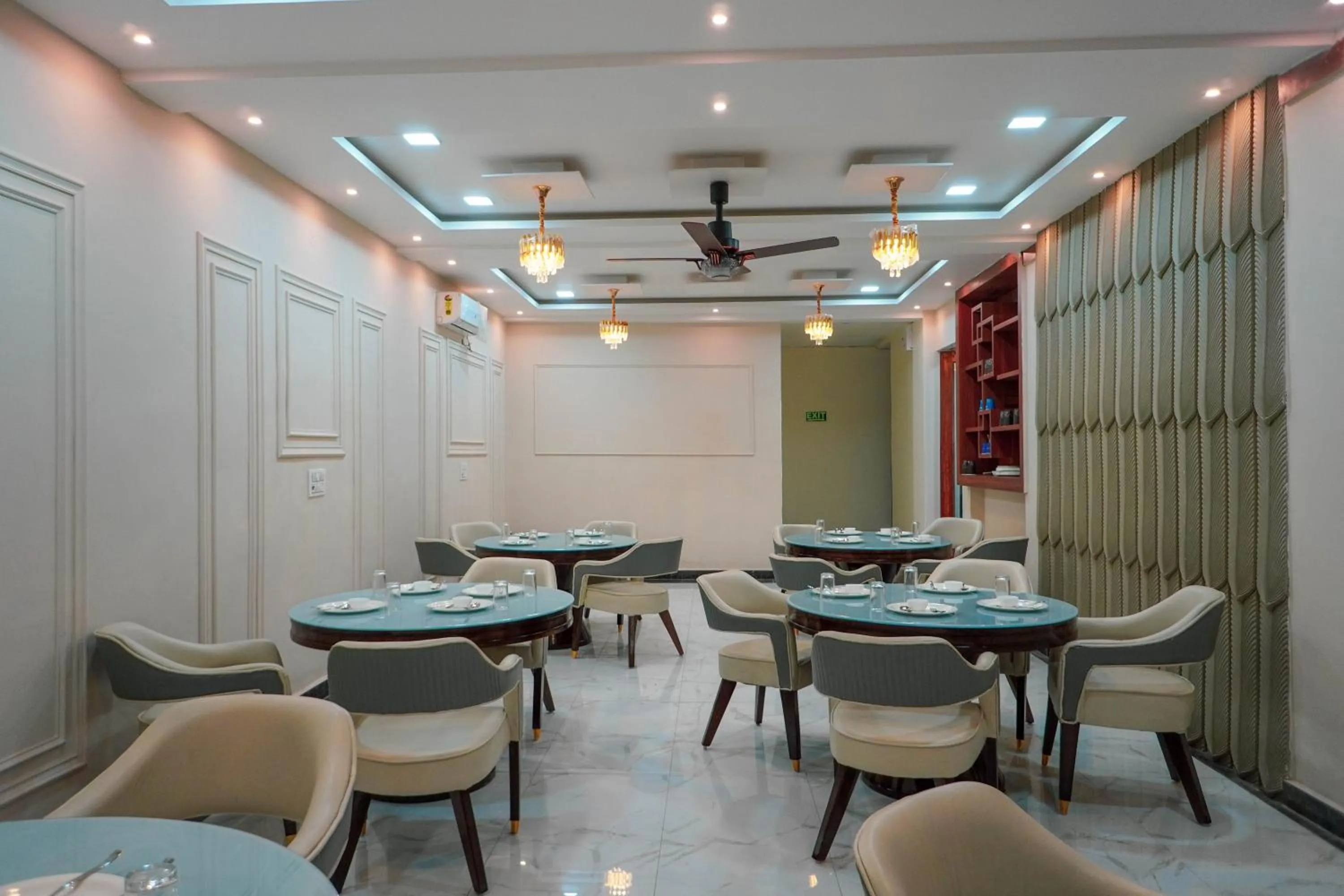 Restaurant/places to eat in Hotel Relax Suites FNG Expresway 63 Noida