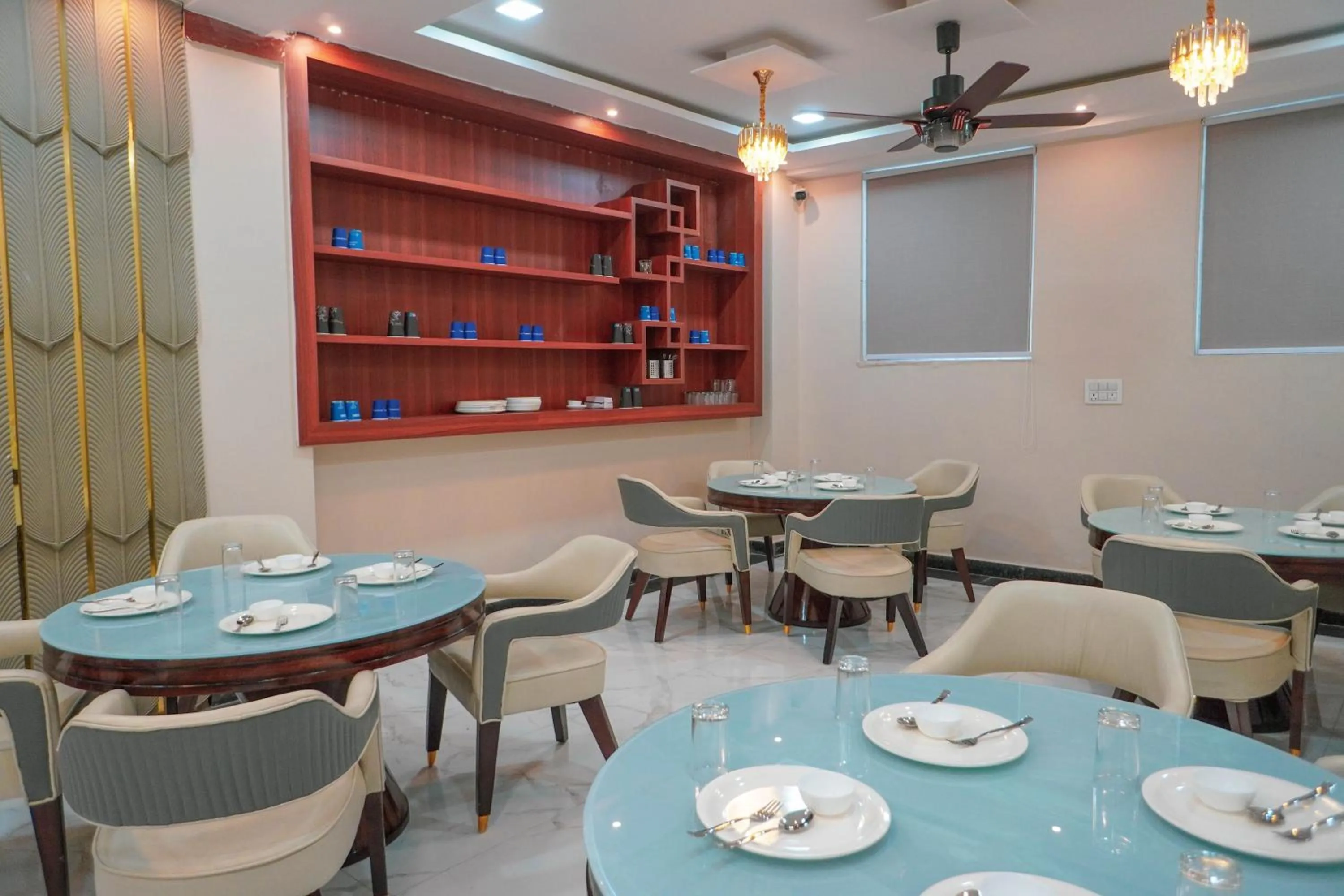 Restaurant/places to eat in Hotel Relax Suites FNG Expresway 63 Noida