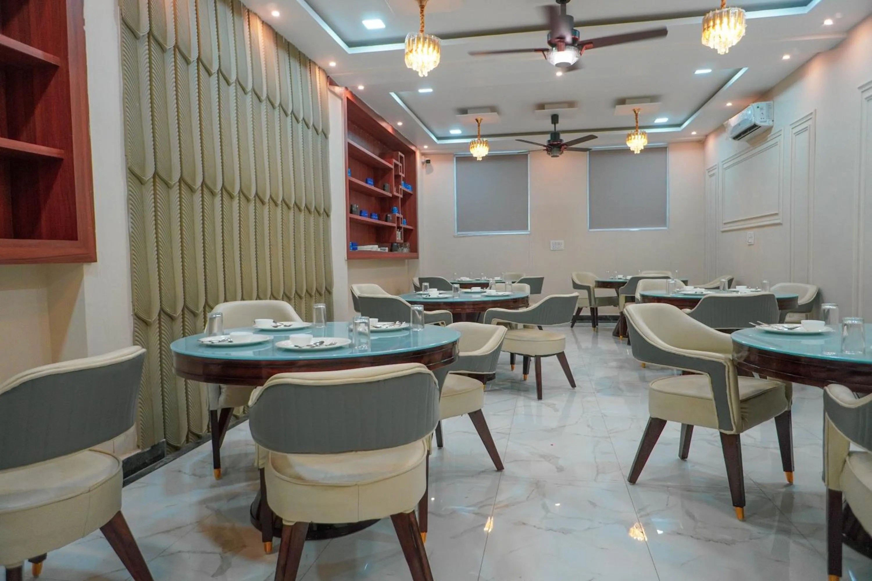 Restaurant/places to eat in Hotel Relax Suites FNG Expresway 63 Noida