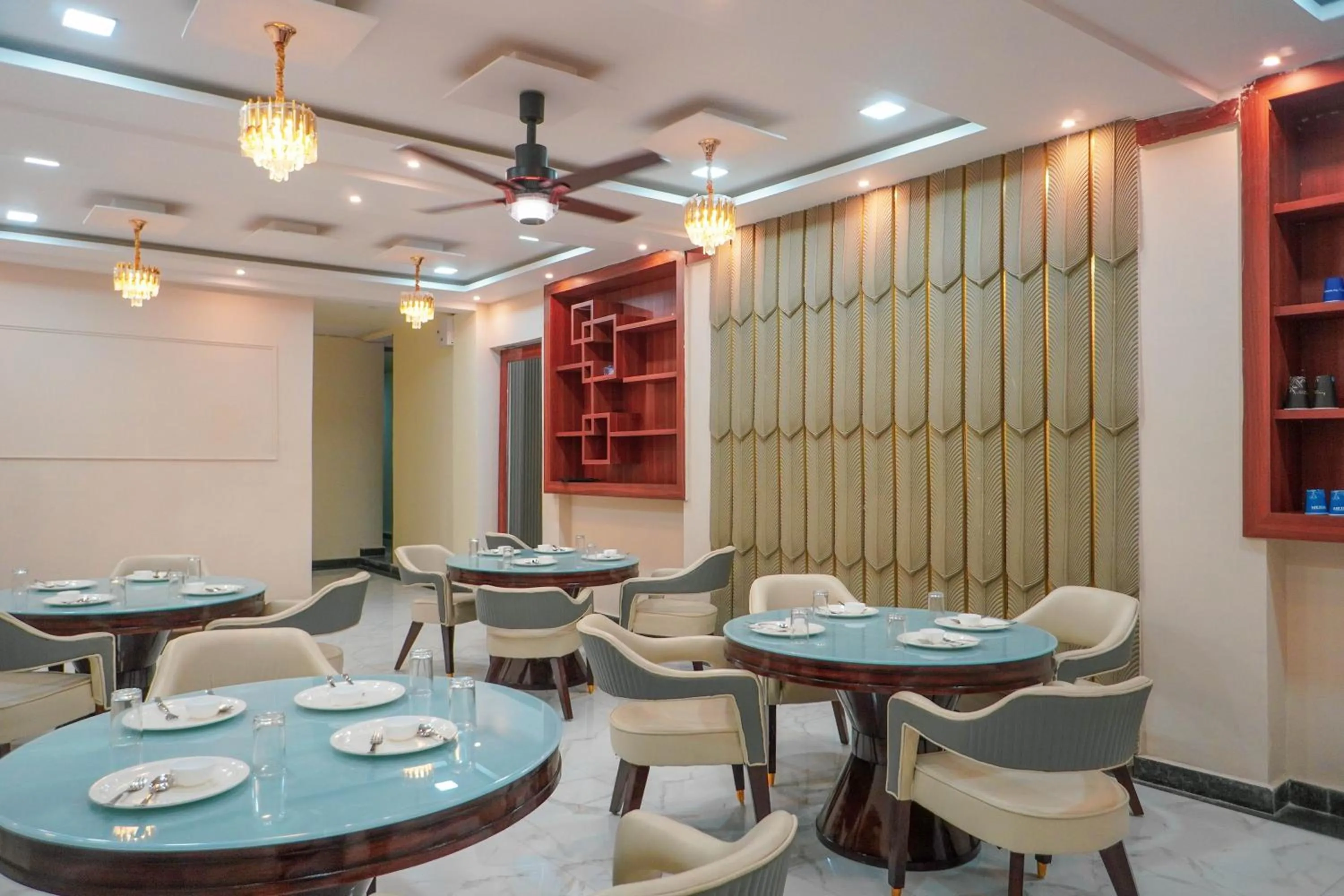 Restaurant/places to eat in Hotel Relax Suites FNG Expresway 63 Noida