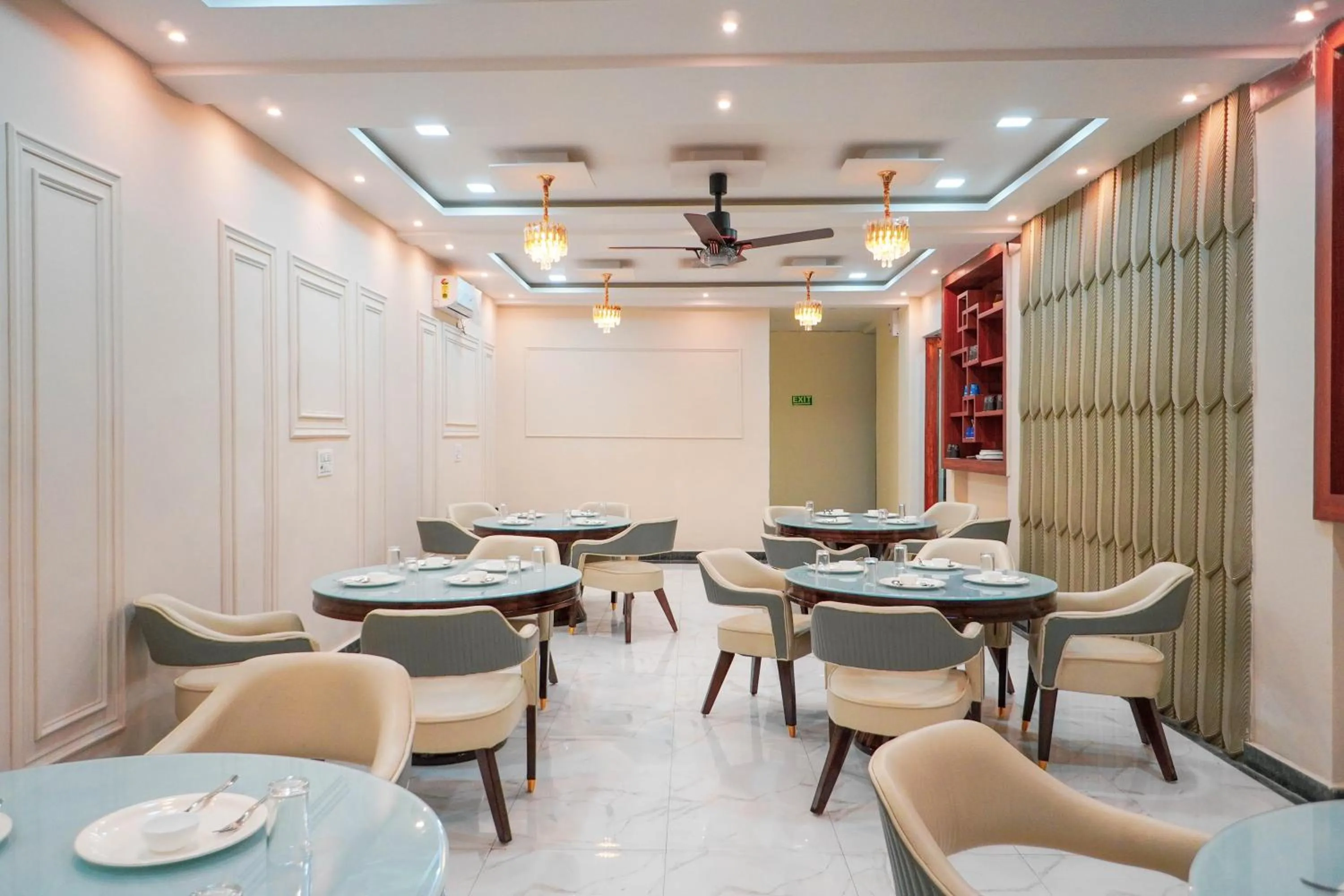 Restaurant/places to eat in Hotel Relax Suites FNG Expresway 63 Noida