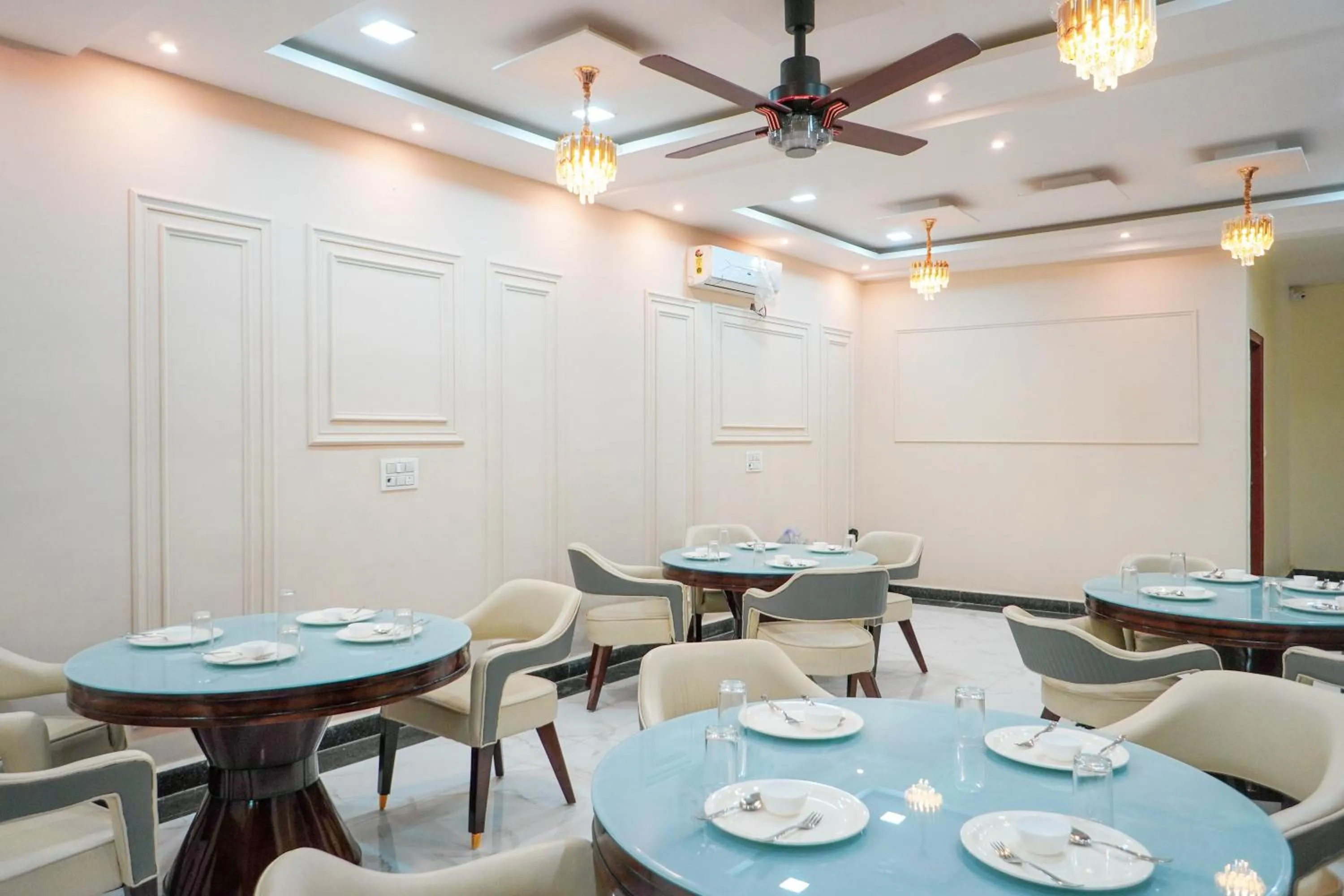 Restaurant/places to eat in Hotel Relax Suites FNG Expresway 63 Noida