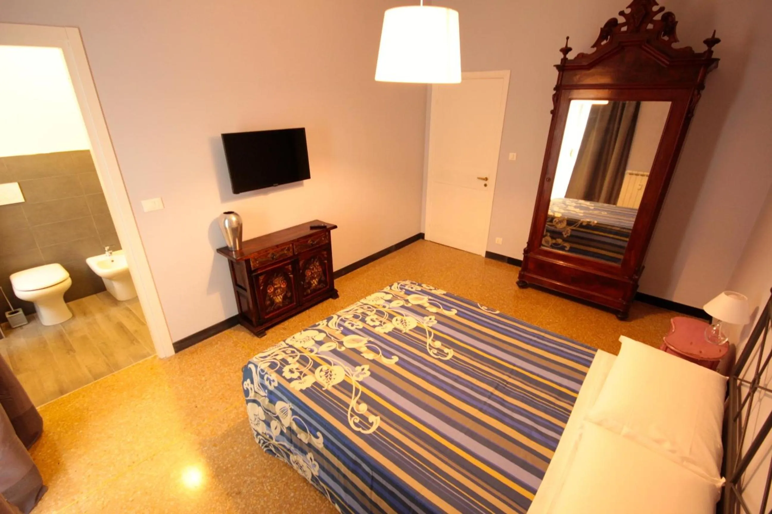 Photo of the whole room, Bed in B&B I Portici Di Sottoripa