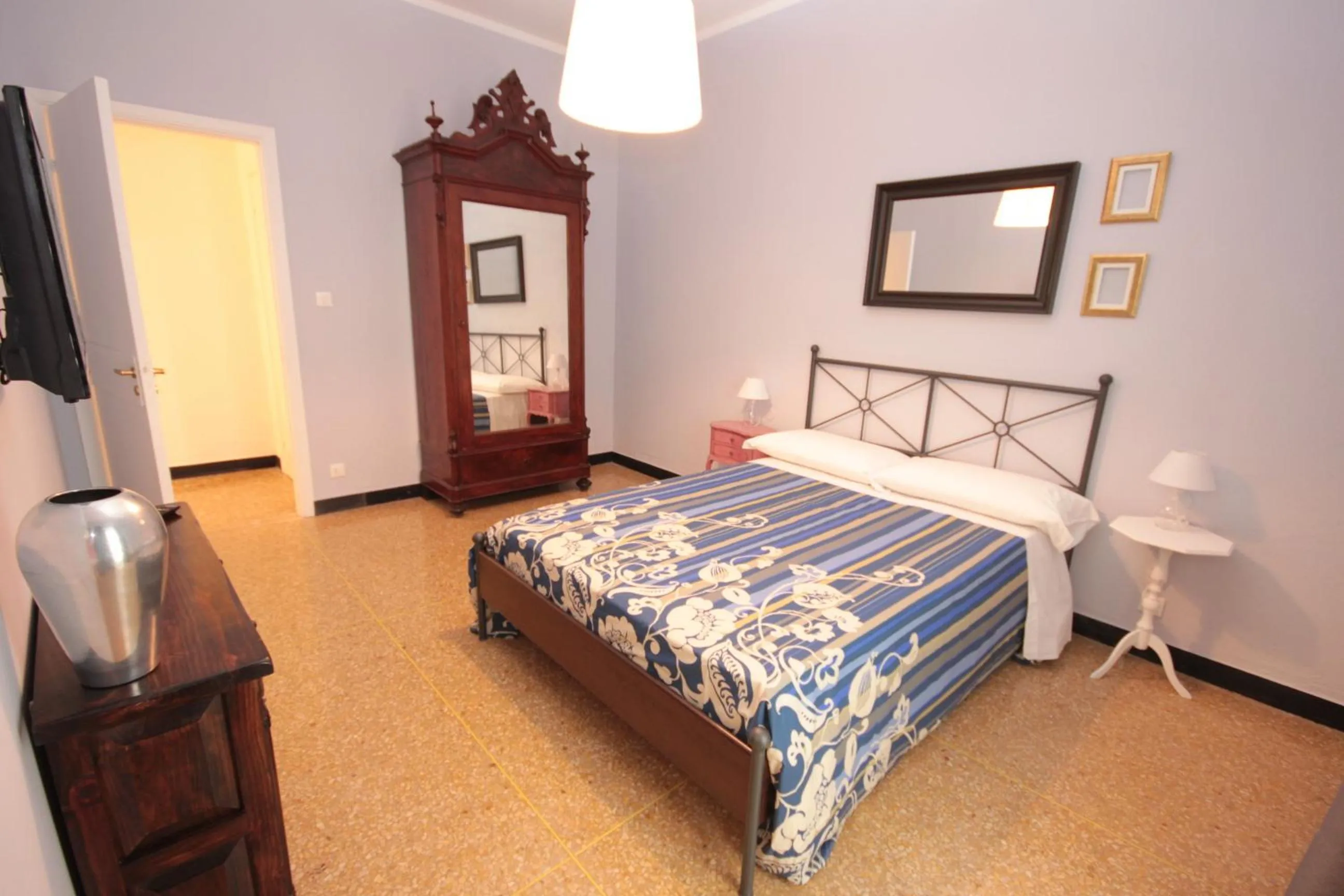 Photo of the whole room, Bed in B&B I Portici Di Sottoripa