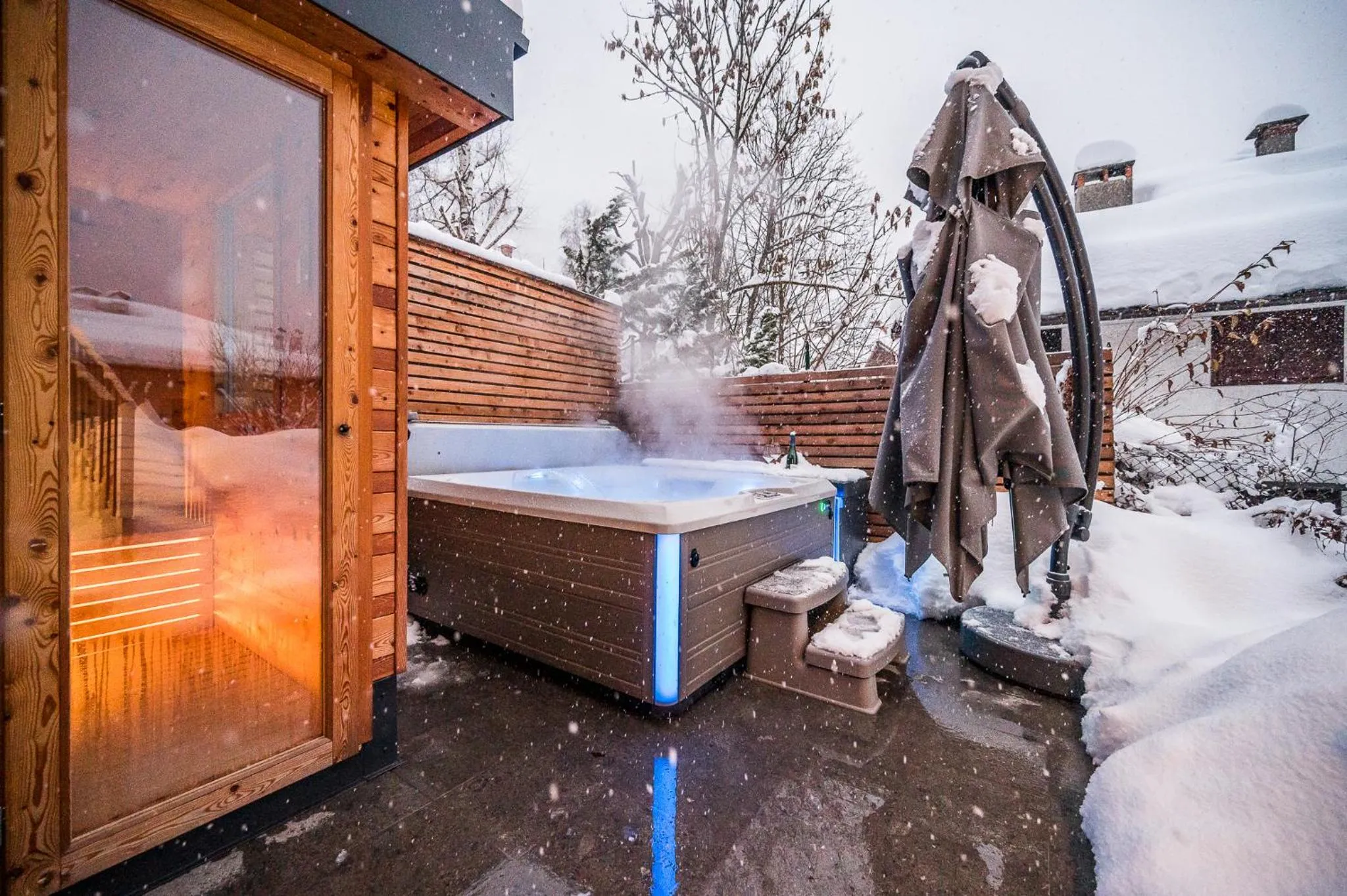 Hot Tub in Hotel Ravelli Luxury Spa