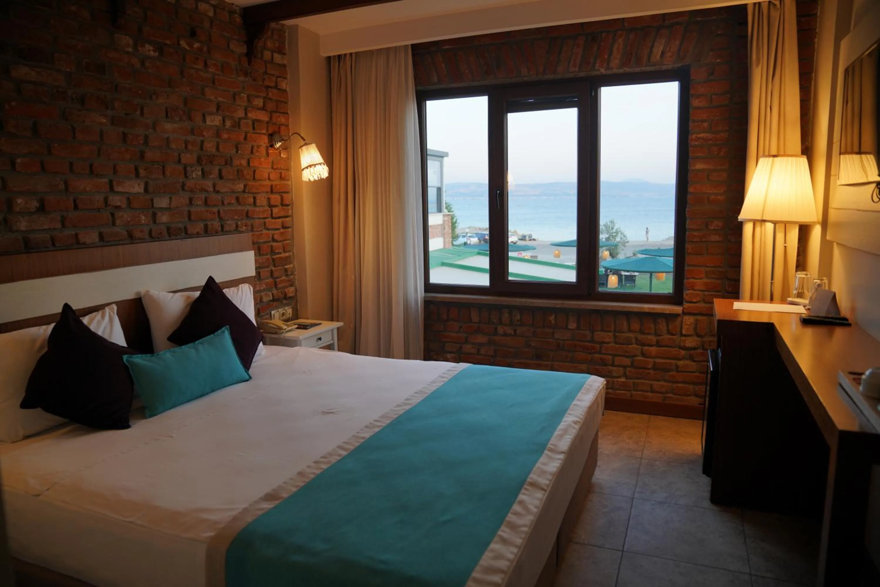 Bathroom, Bed in Hotel Milestone1915