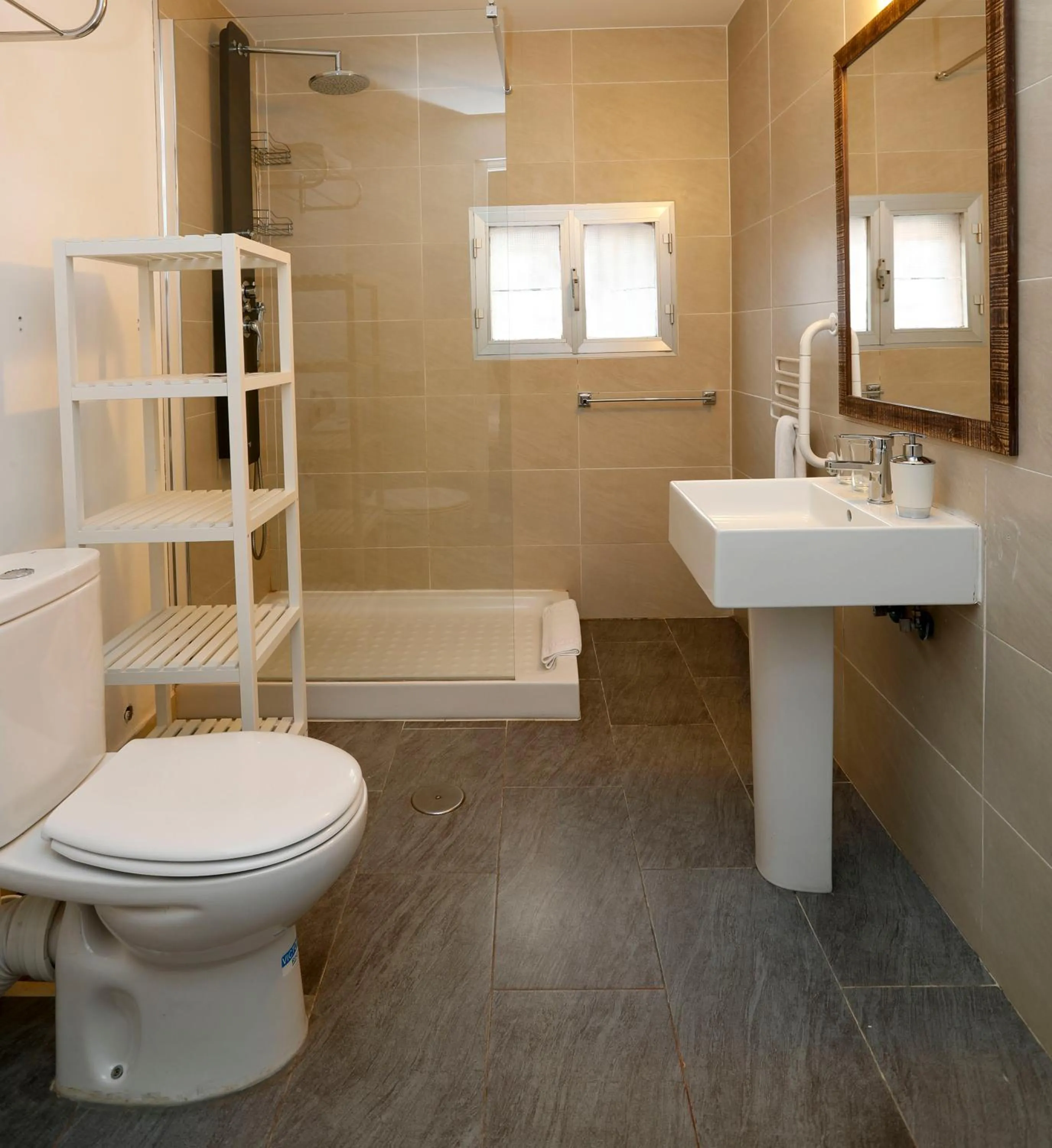 Bathroom in Hostal Escala Suites