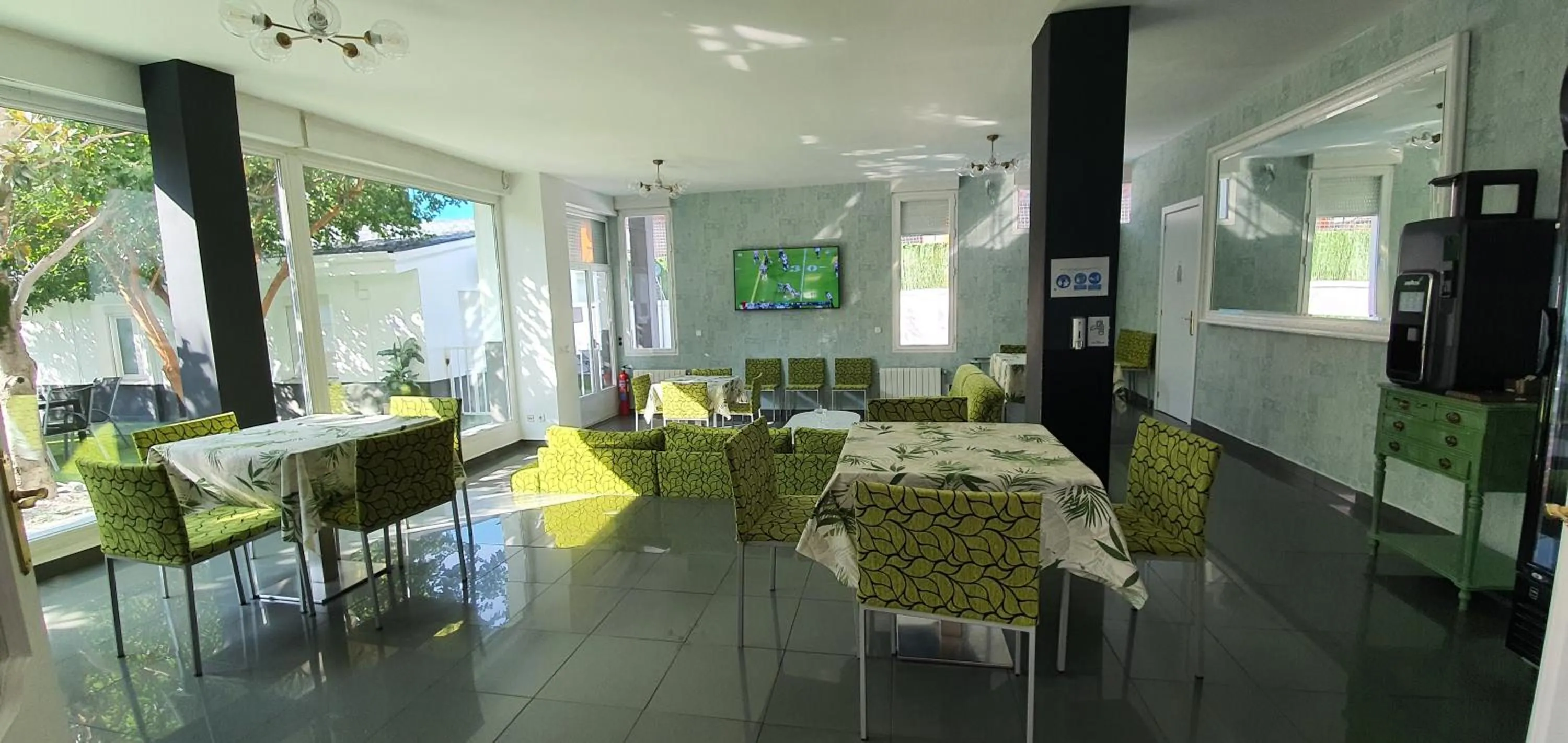 Communal lounge/ TV room in Hostal Escala Suites